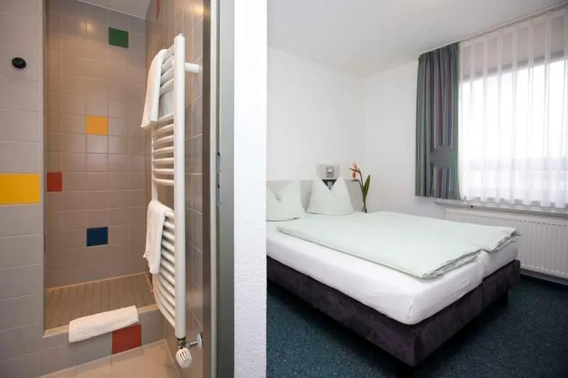 Bathroom, Bed in Jugendherberge Köln-Deutz