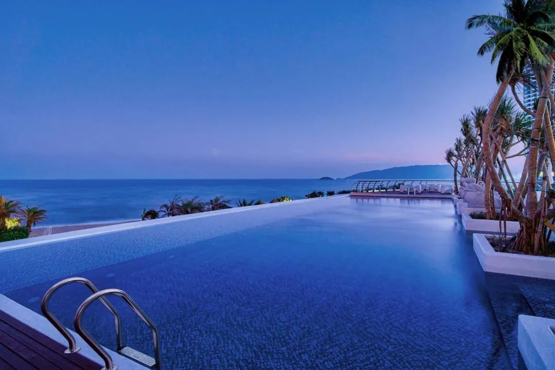 Swimming pool in Dusit Thani Shuangyue Bay Resort Huizhou