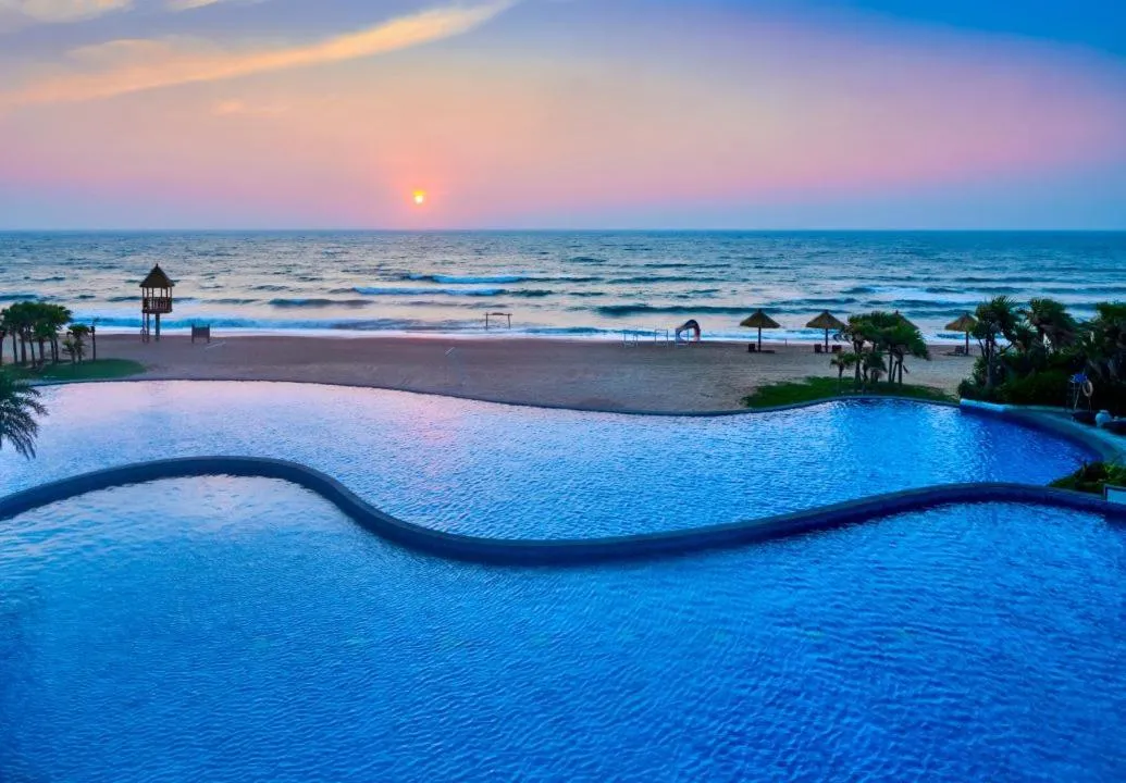 Swimming pool in Dusit Thani Shuangyue Bay Resort Huizhou