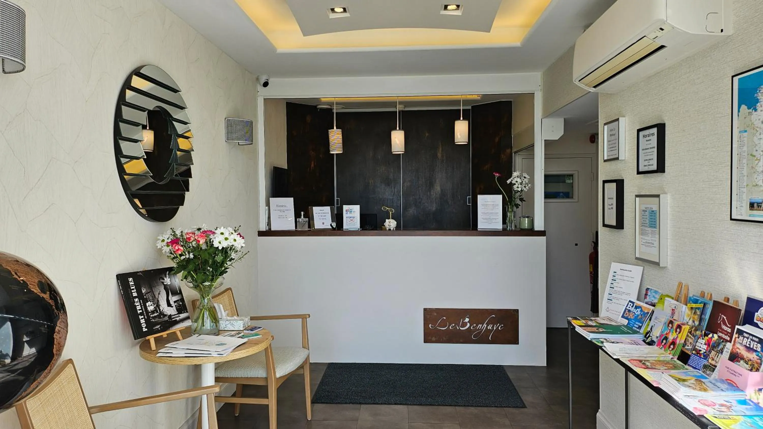 Lobby or reception in Hôtel Le Benhuyc