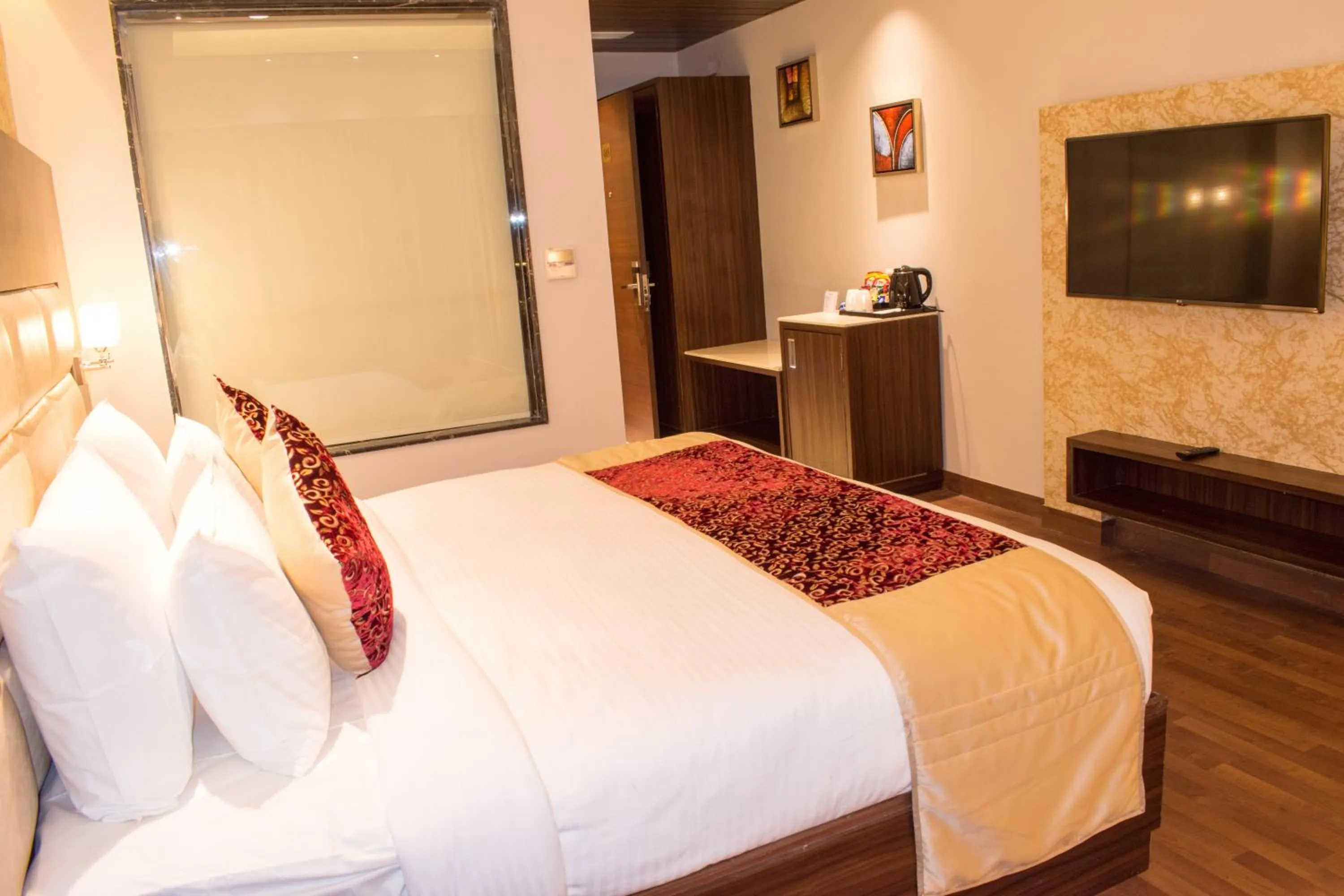 Communal lounge/ TV room, Bed in The Grand Ambassador