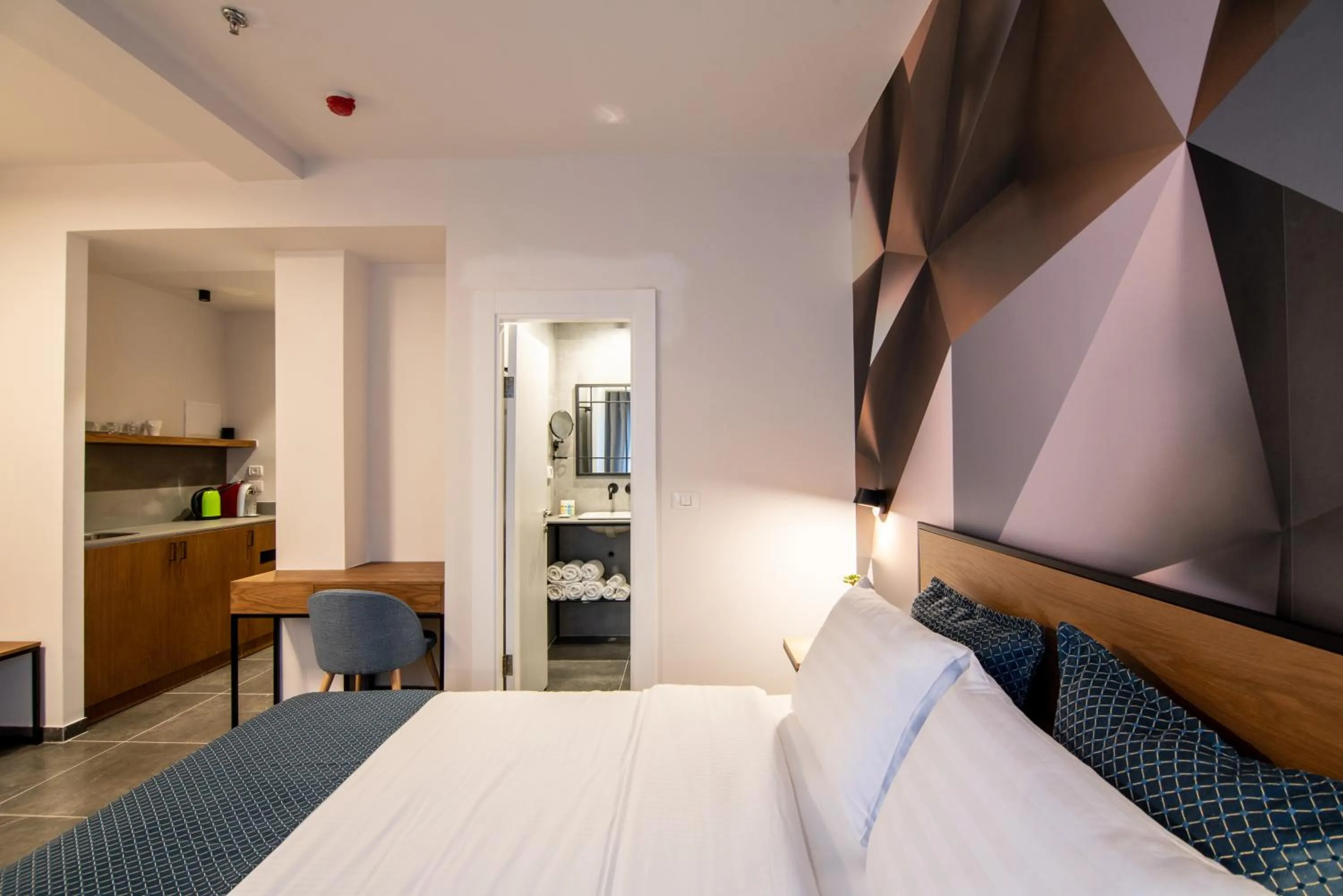 Kitchen or kitchenette in 27Montefiore - Urban ApartHotel TLV