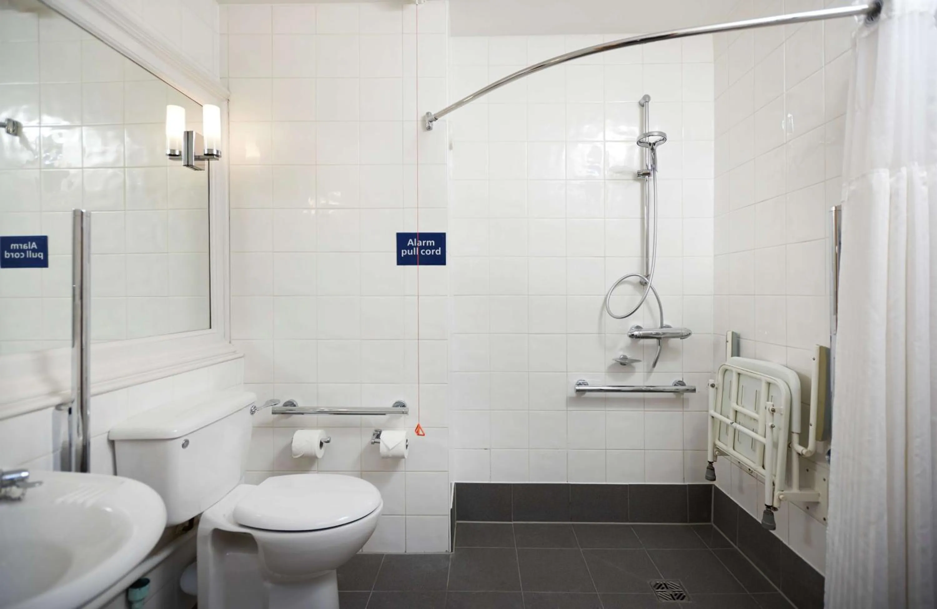 Shower in DoubleTree by Hilton Coventry