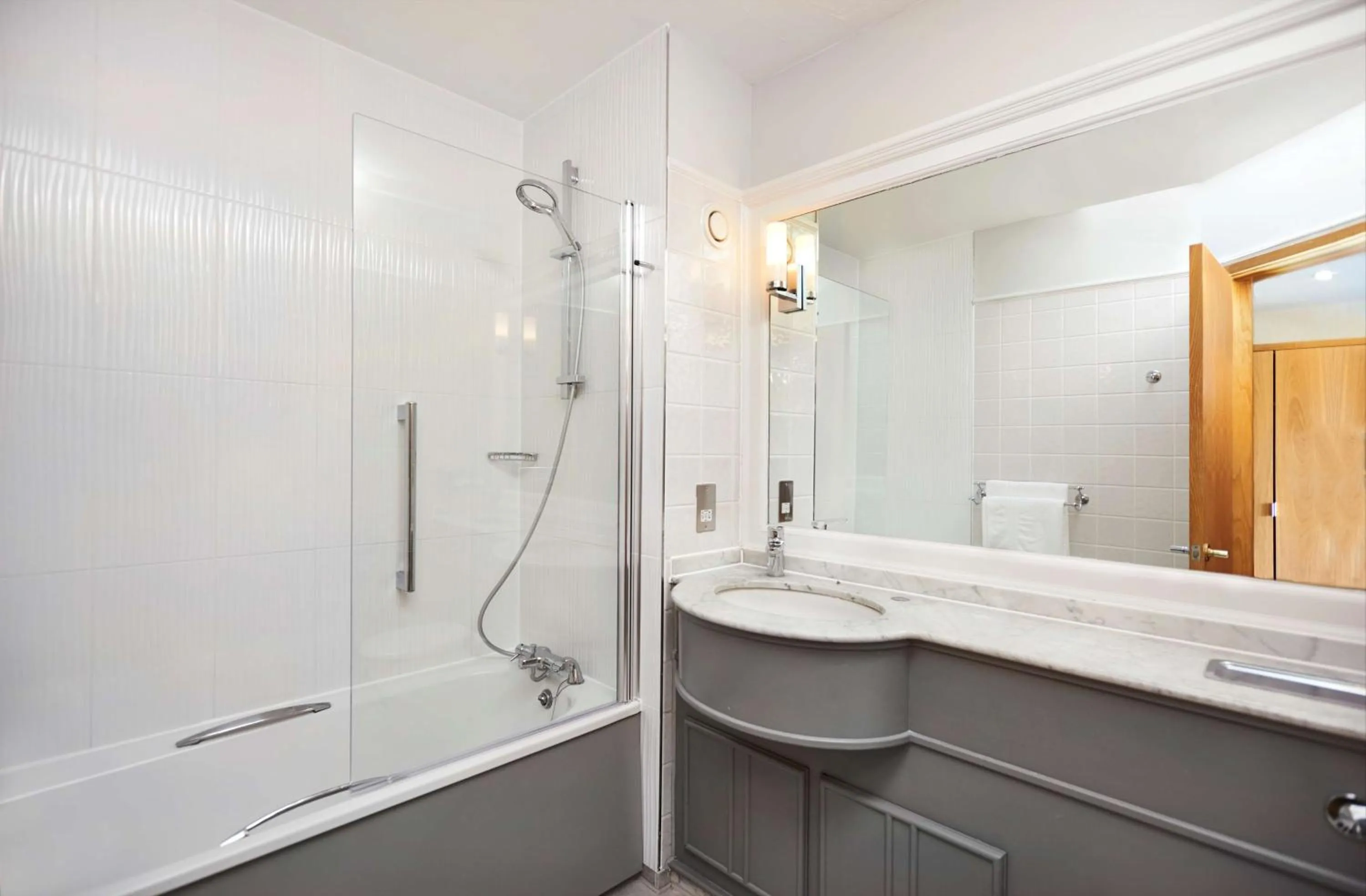 Shower in DoubleTree by Hilton Coventry