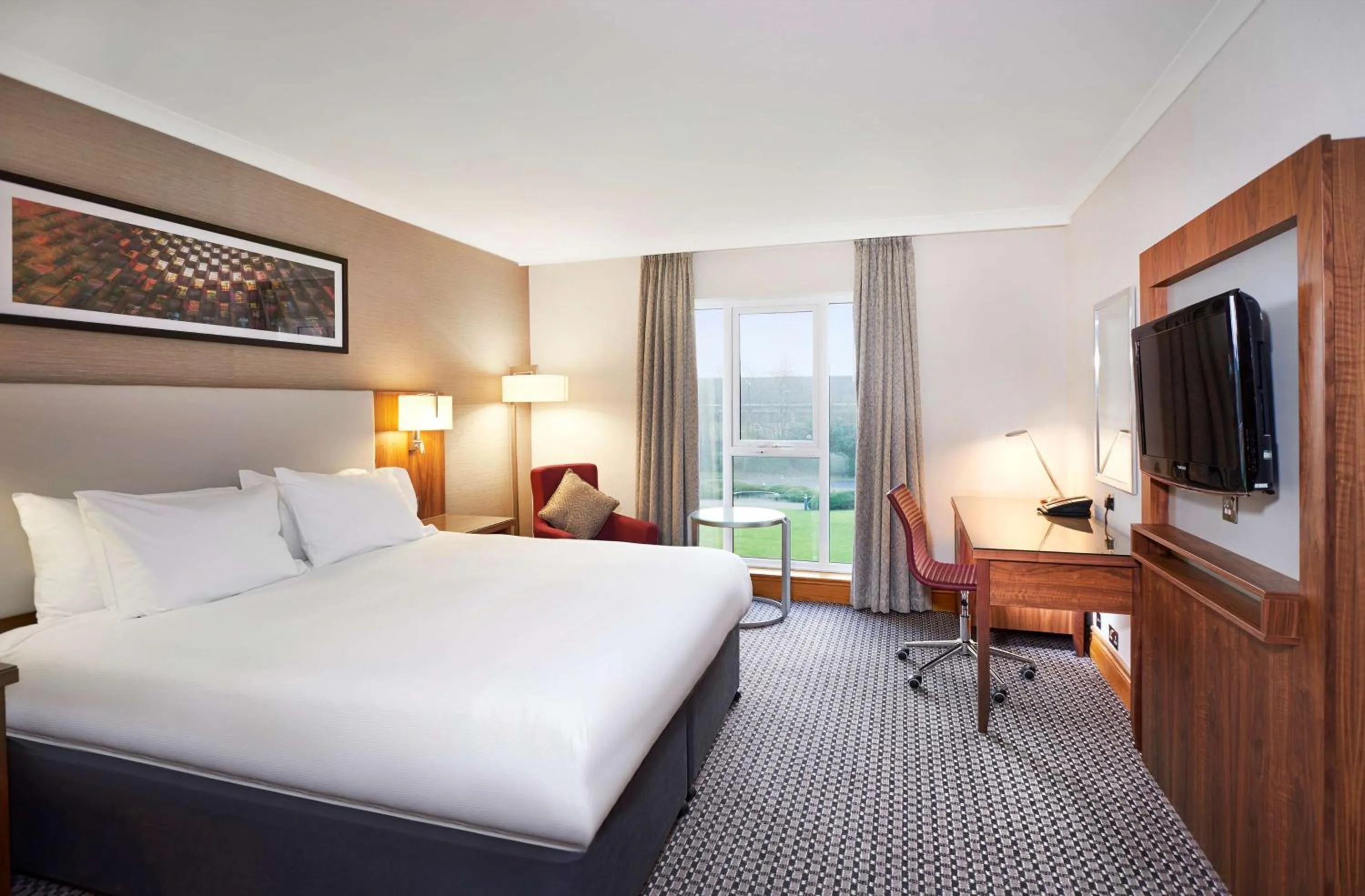 Photo of the whole room, Bed in DoubleTree by Hilton Coventry
