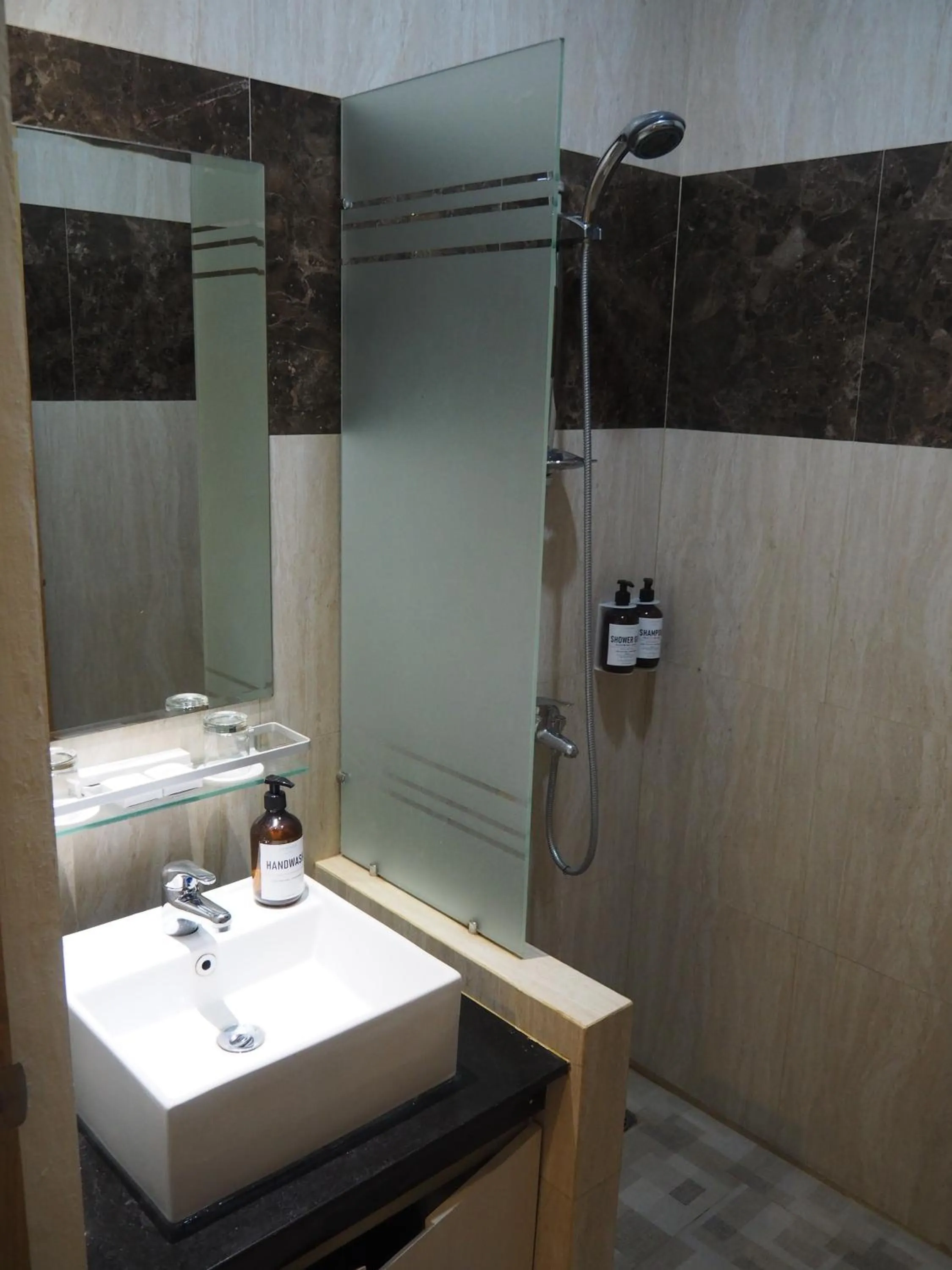 Shower in Luminor Hotel Banyuwangi By WH