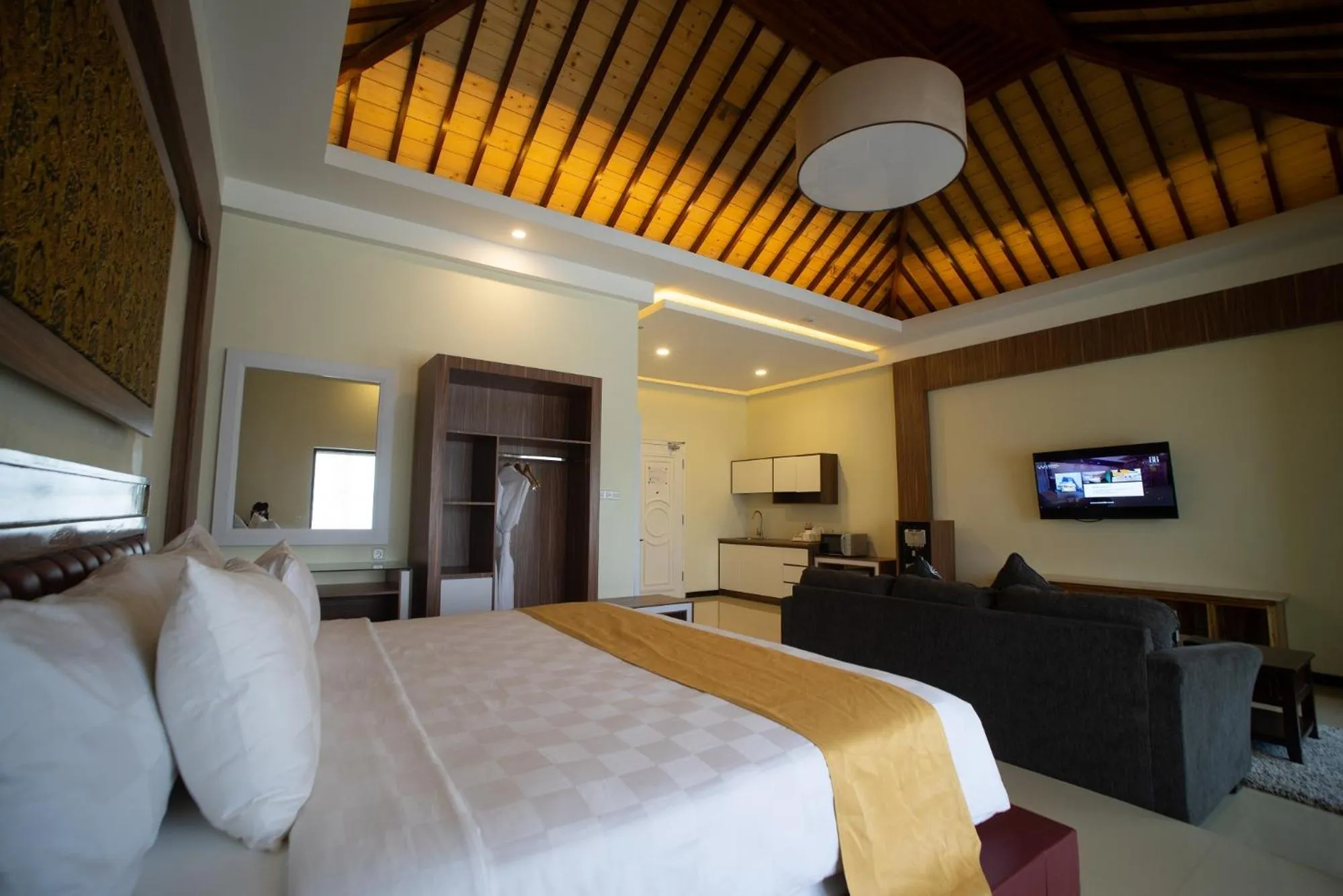 Bedroom, Bed in Luminor Hotel Banyuwangi By WH