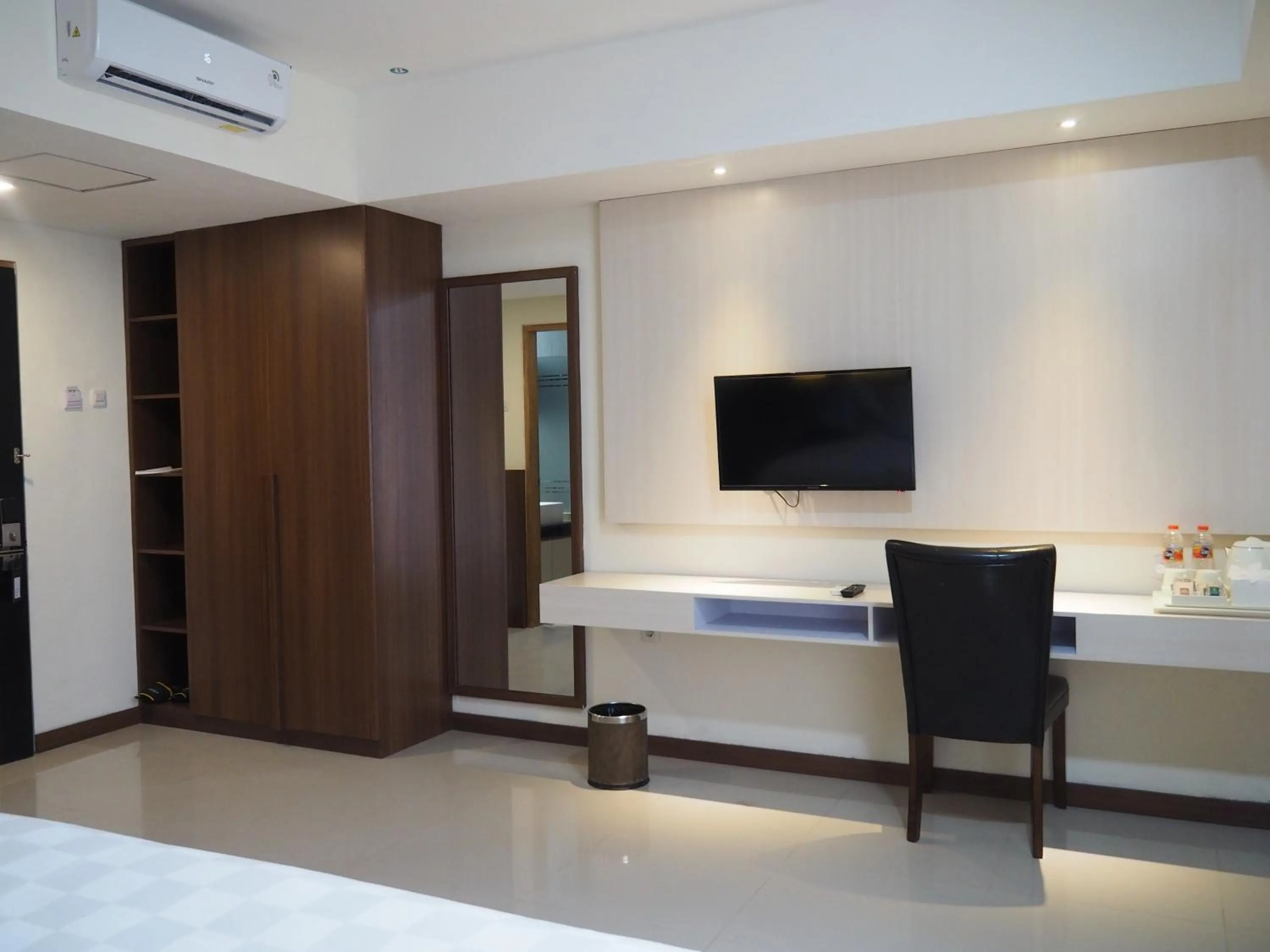 Communal lounge/ TV room, Bed in Luminor Hotel Banyuwangi By WH