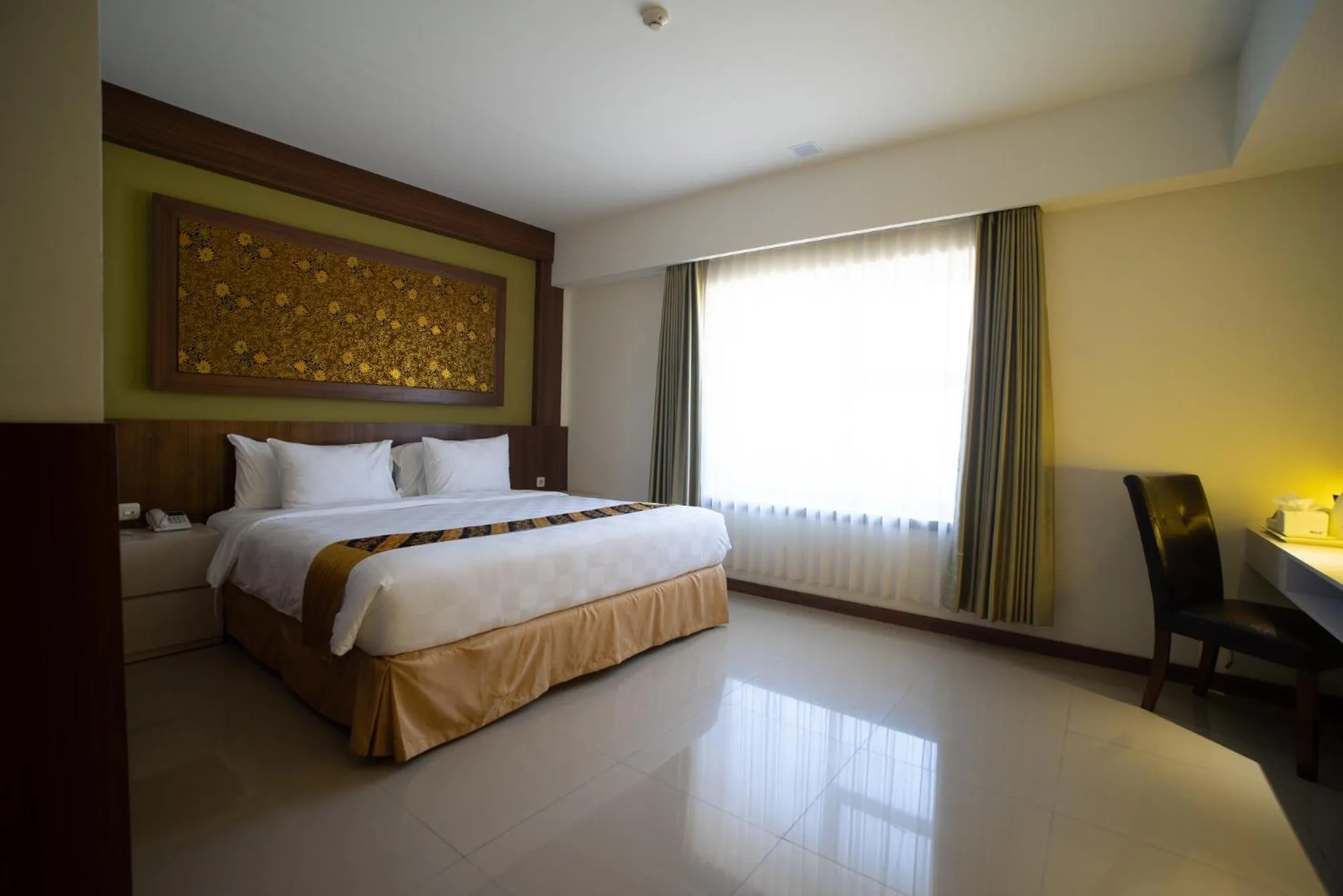 Bedroom, Bed in Luminor Hotel Banyuwangi By WH