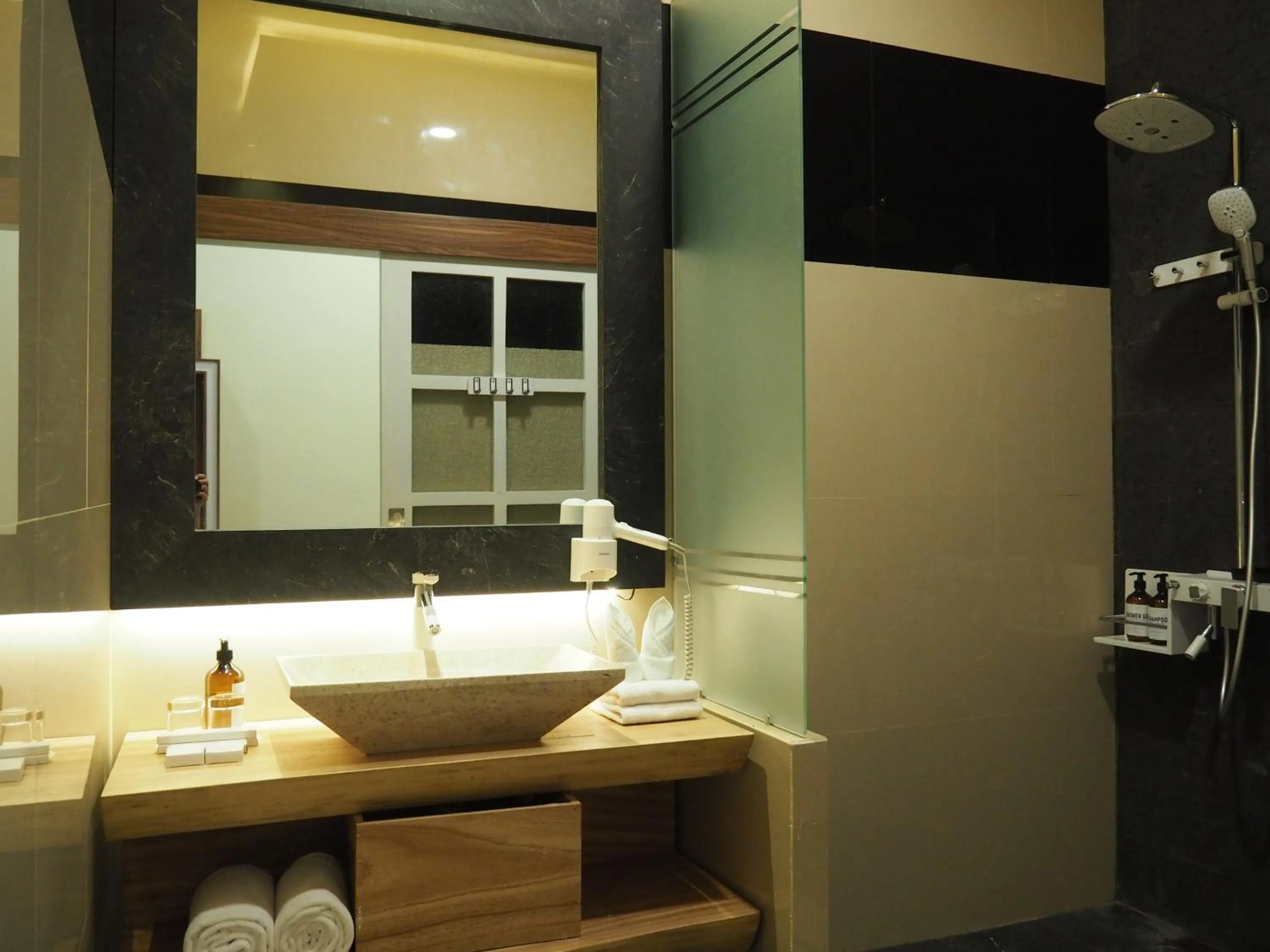 Shower in Luminor Hotel Banyuwangi By WH