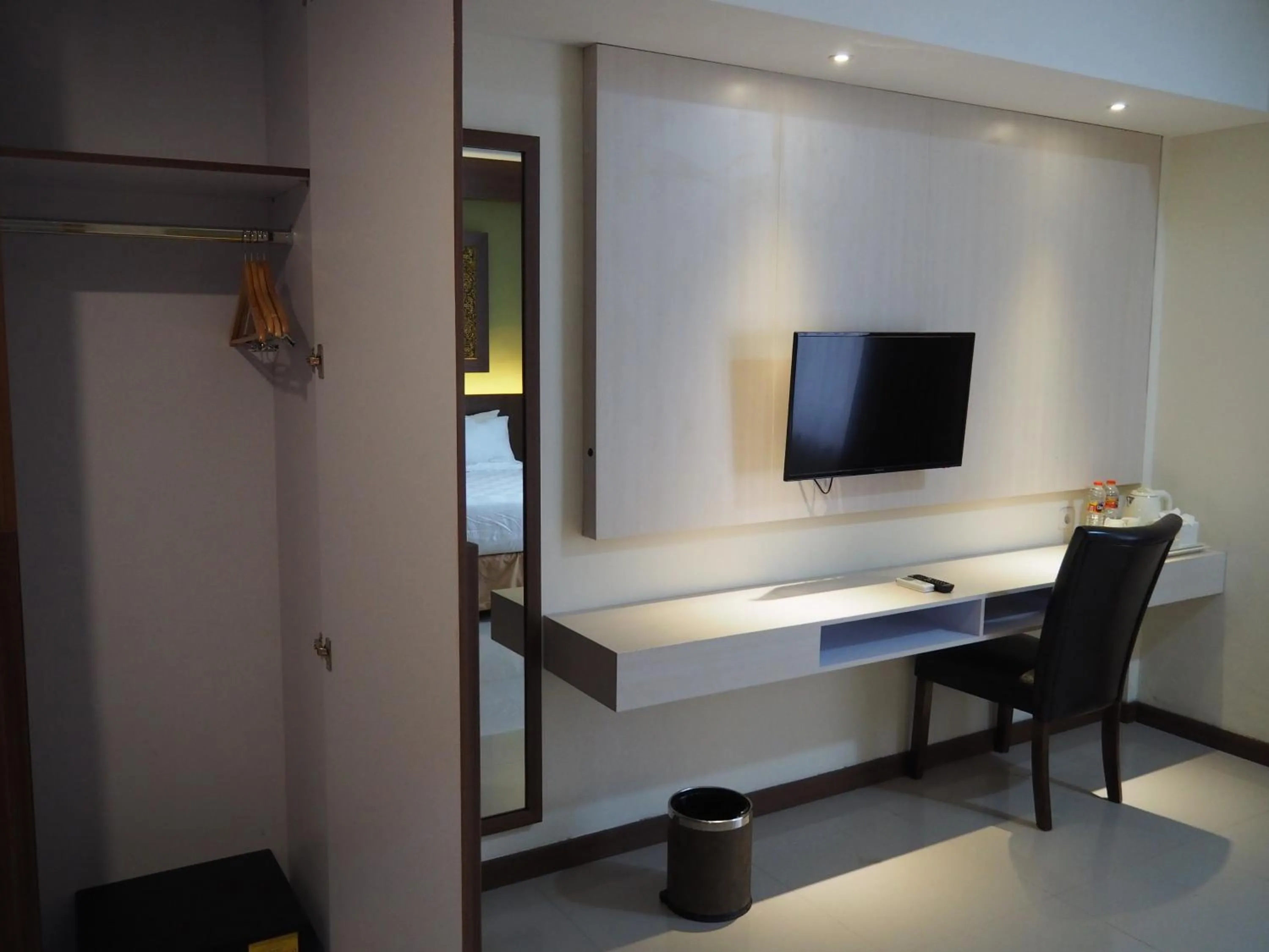 Communal lounge/ TV room in Luminor Hotel Banyuwangi By WH