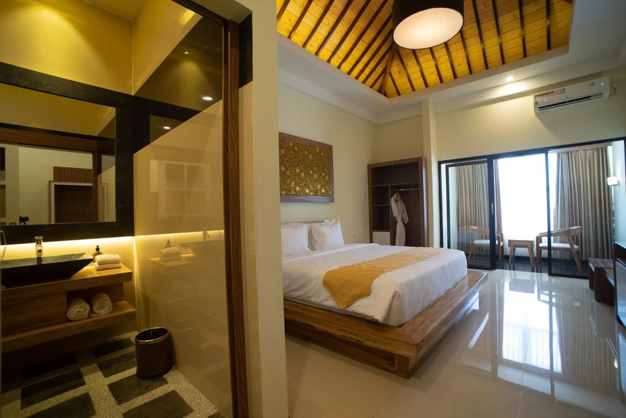 Bedroom, Bed in Luminor Hotel Banyuwangi By WH