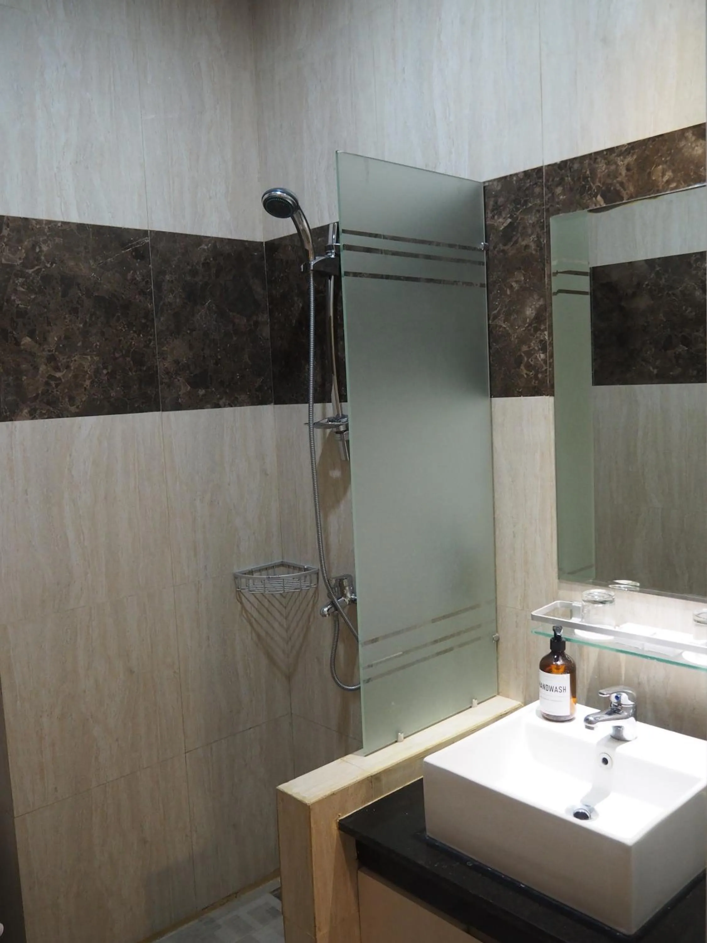 Shower in Luminor Hotel Banyuwangi By WH