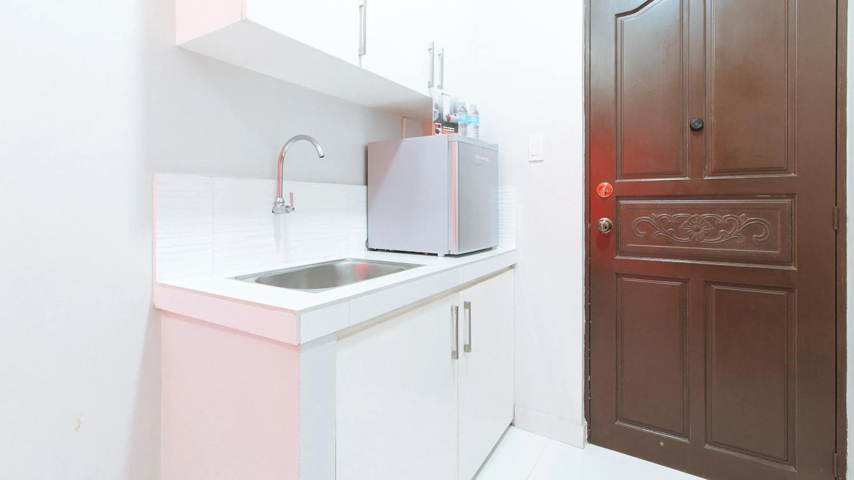 Kitchen or kitchenette in RedDoorz near NAIA Terminal 1