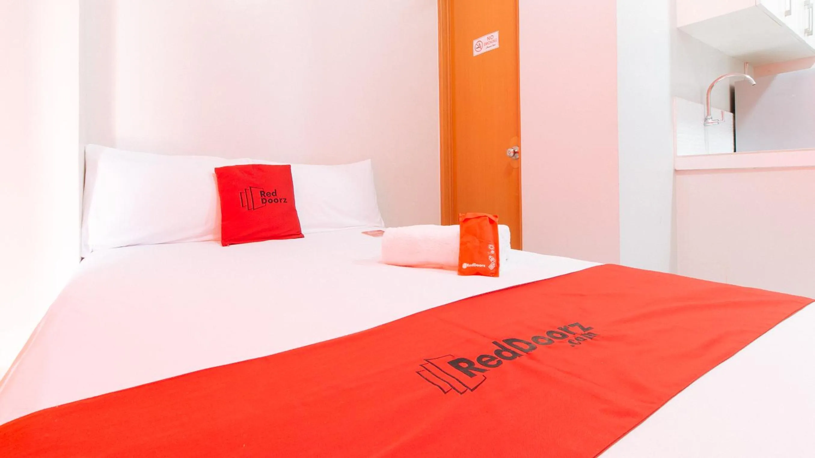Bed in RedDoorz near NAIA Terminal 1
