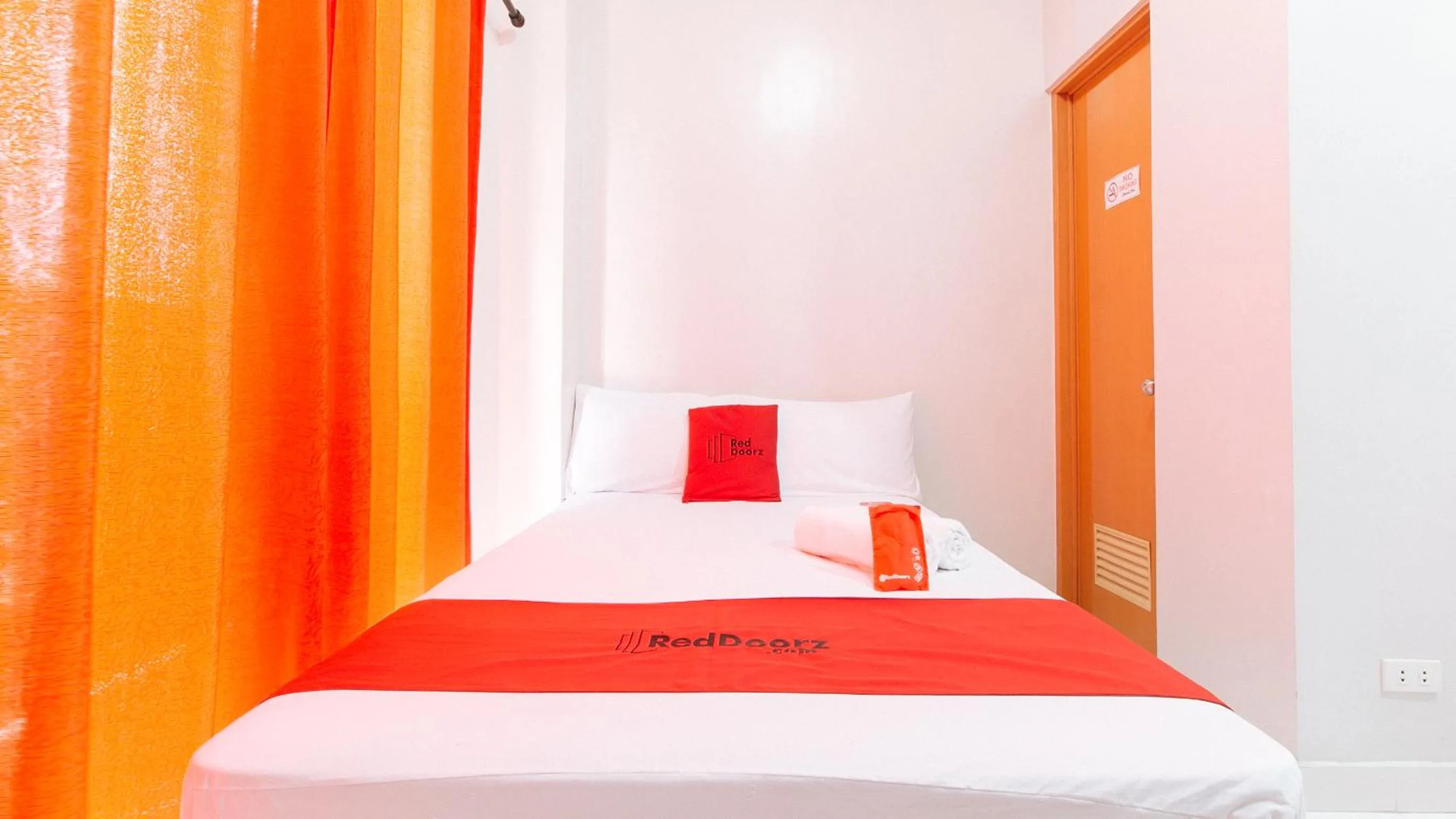 Bed in RedDoorz near NAIA Terminal 1