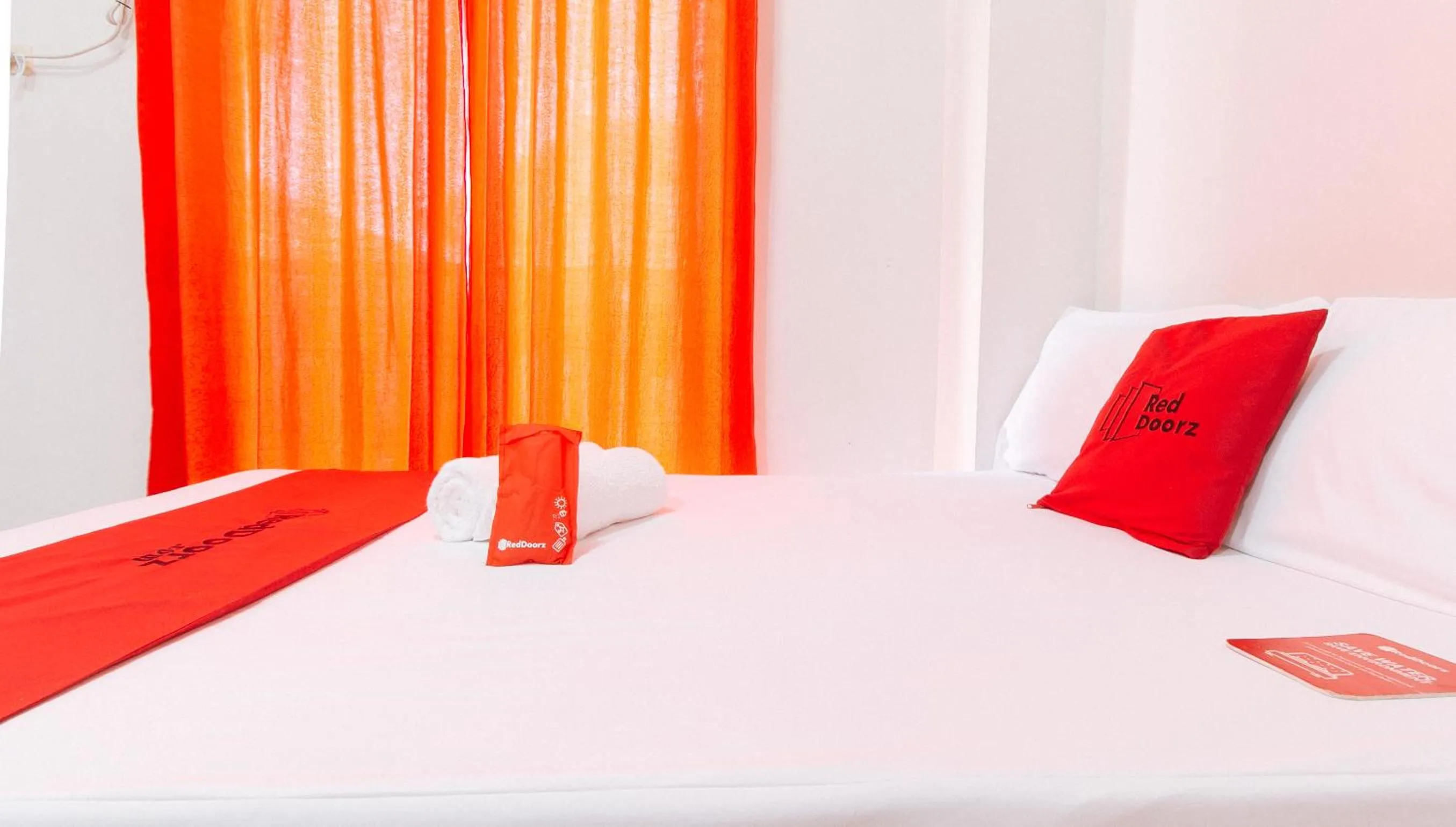 Bed in RedDoorz near NAIA Terminal 1