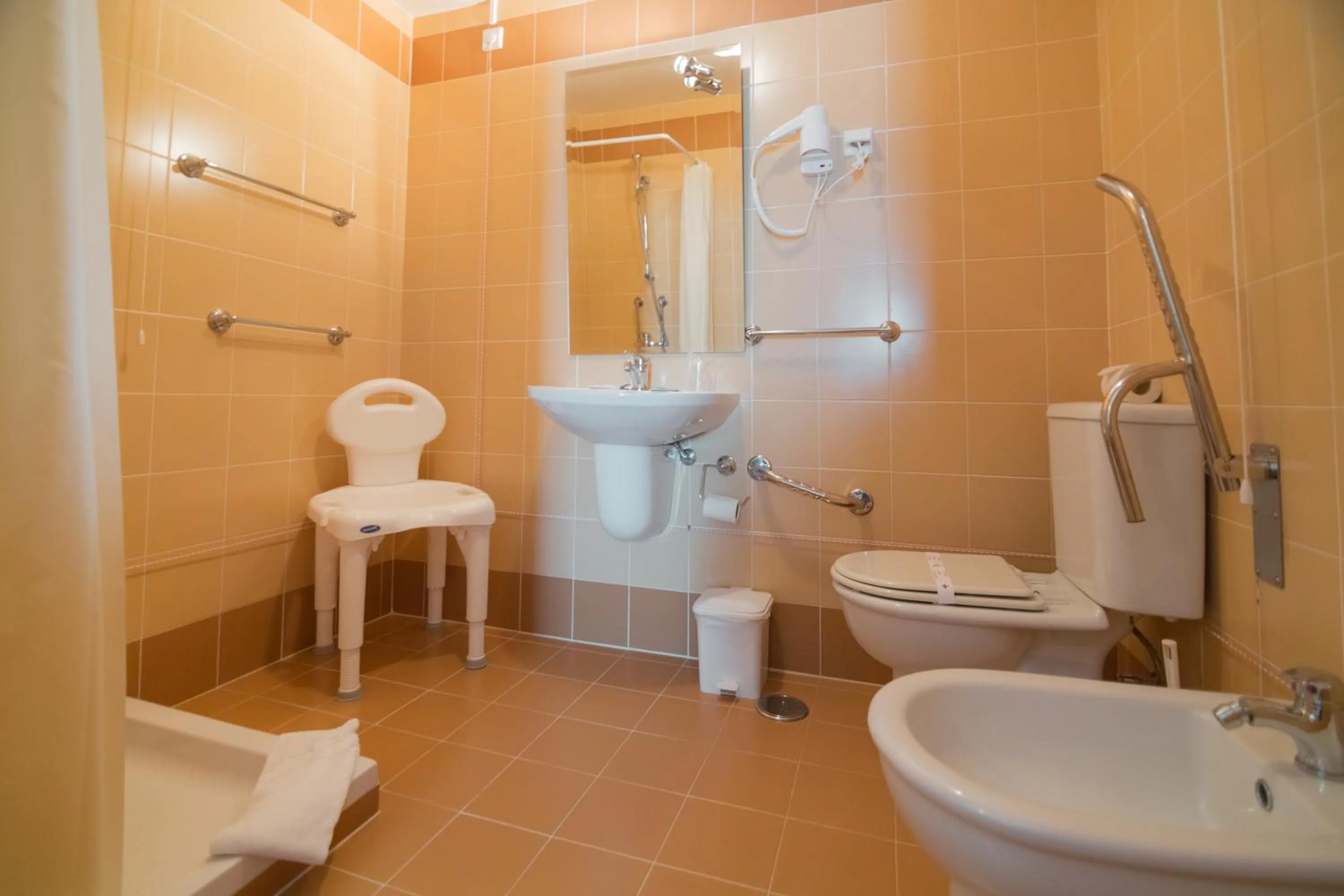 Shower in Hotel Peregrinos de Fatima by Umbral