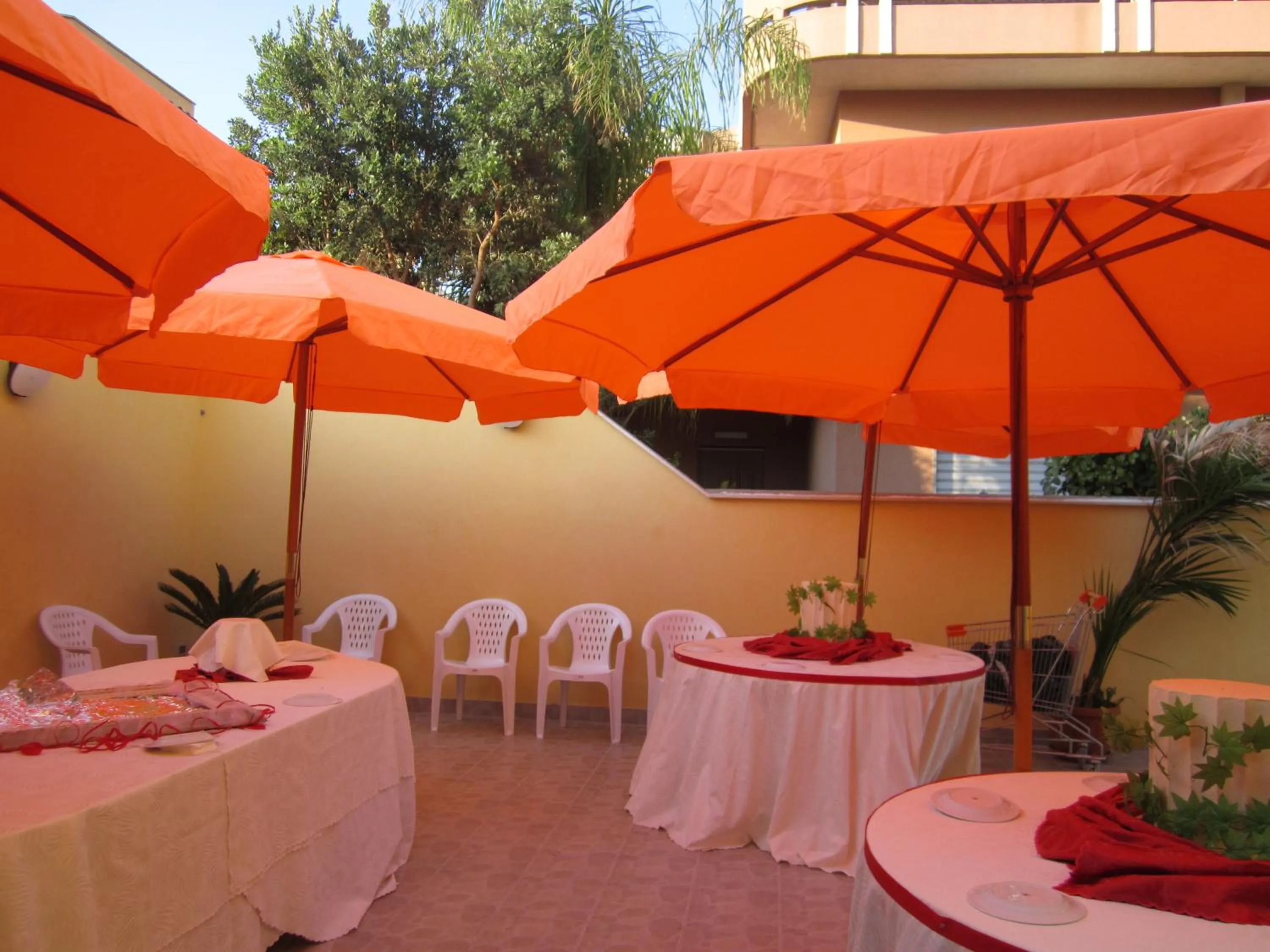 Restaurant/places to eat in Sammartano Hotels