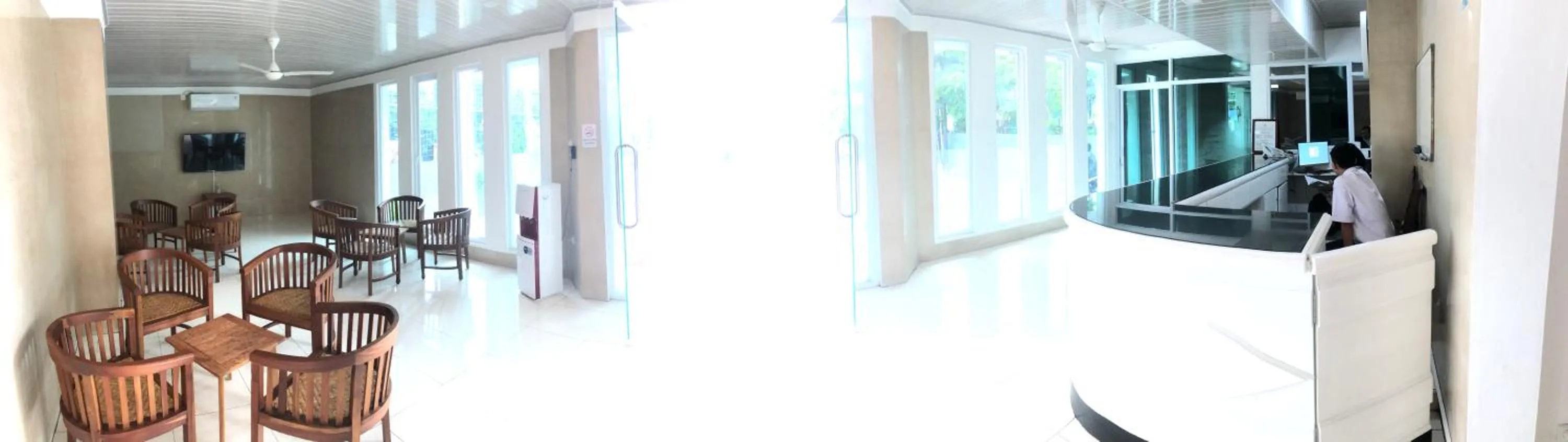 Communal lounge/ TV room in Aurora Hotel Siliwangi