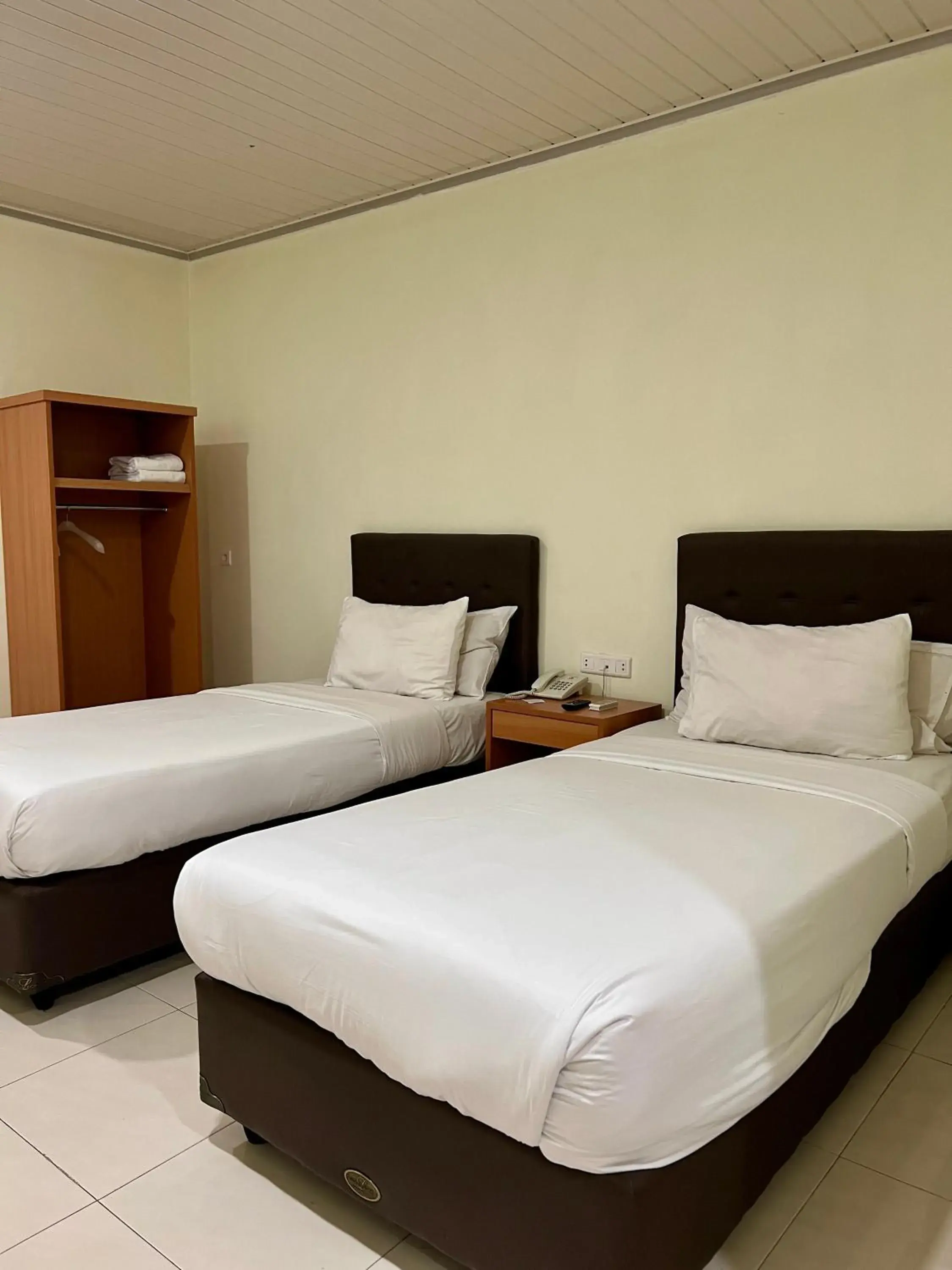 Economy Twin Room in Aurora Hotel Siliwangi Economy Twin Room in Aurora Hotel Siliwangi