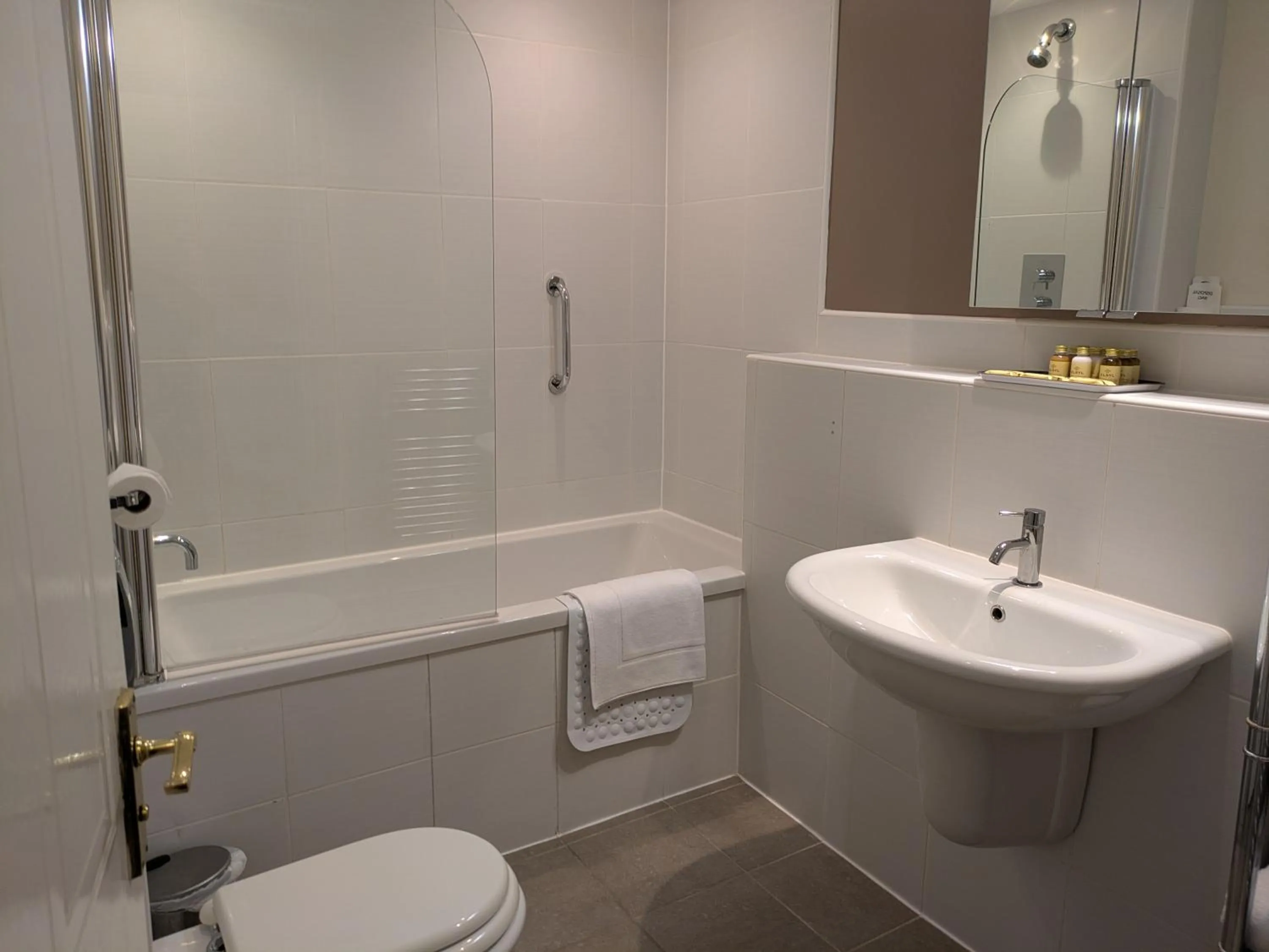 Bathroom in Diglis House Hotel