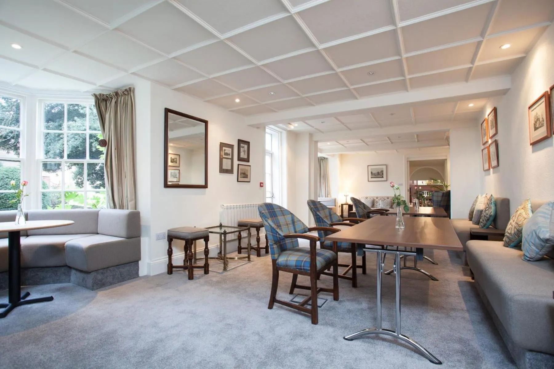 Communal lounge/ TV room in Diglis House Hotel