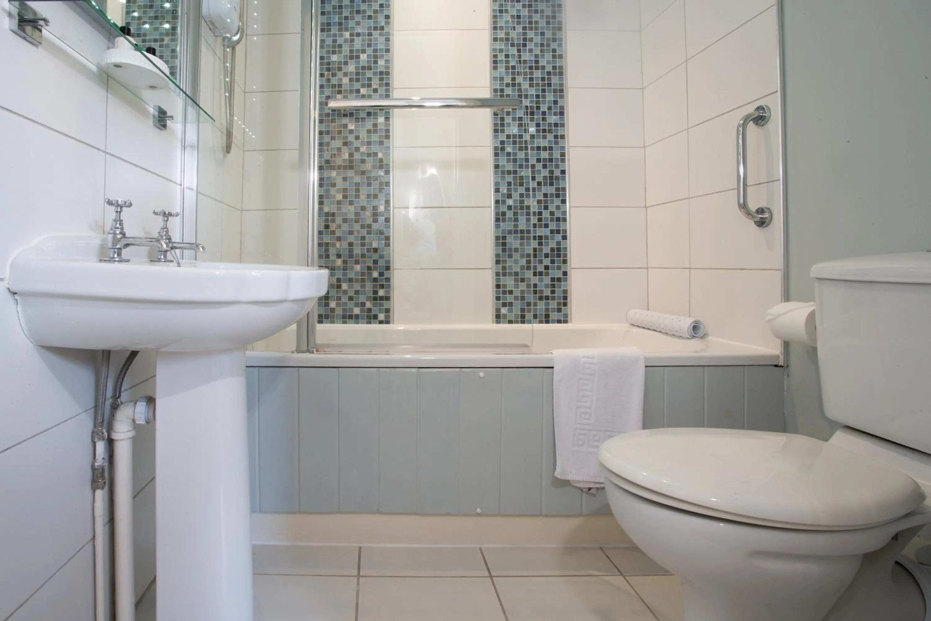 Bathroom in Diglis House Hotel