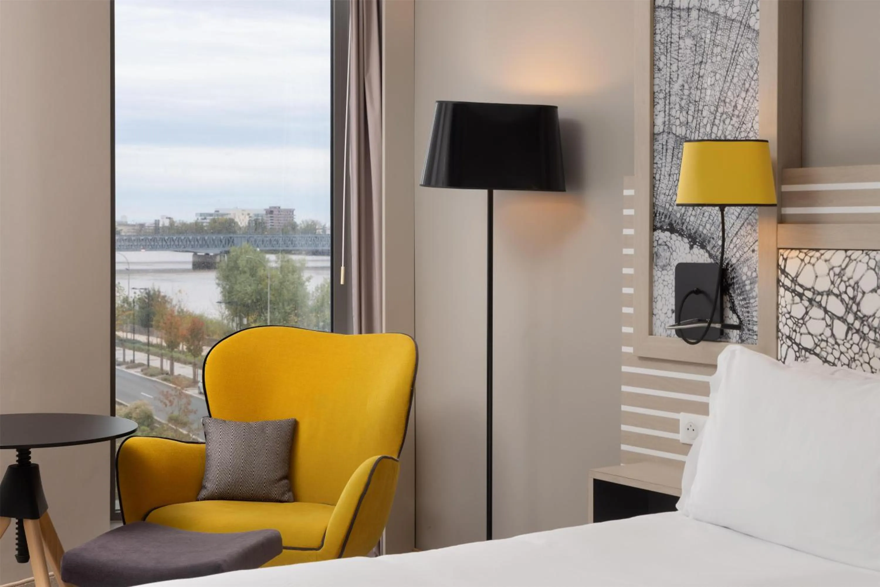 View (from property/room), Bed in Hilton Garden Inn Bordeaux Centre