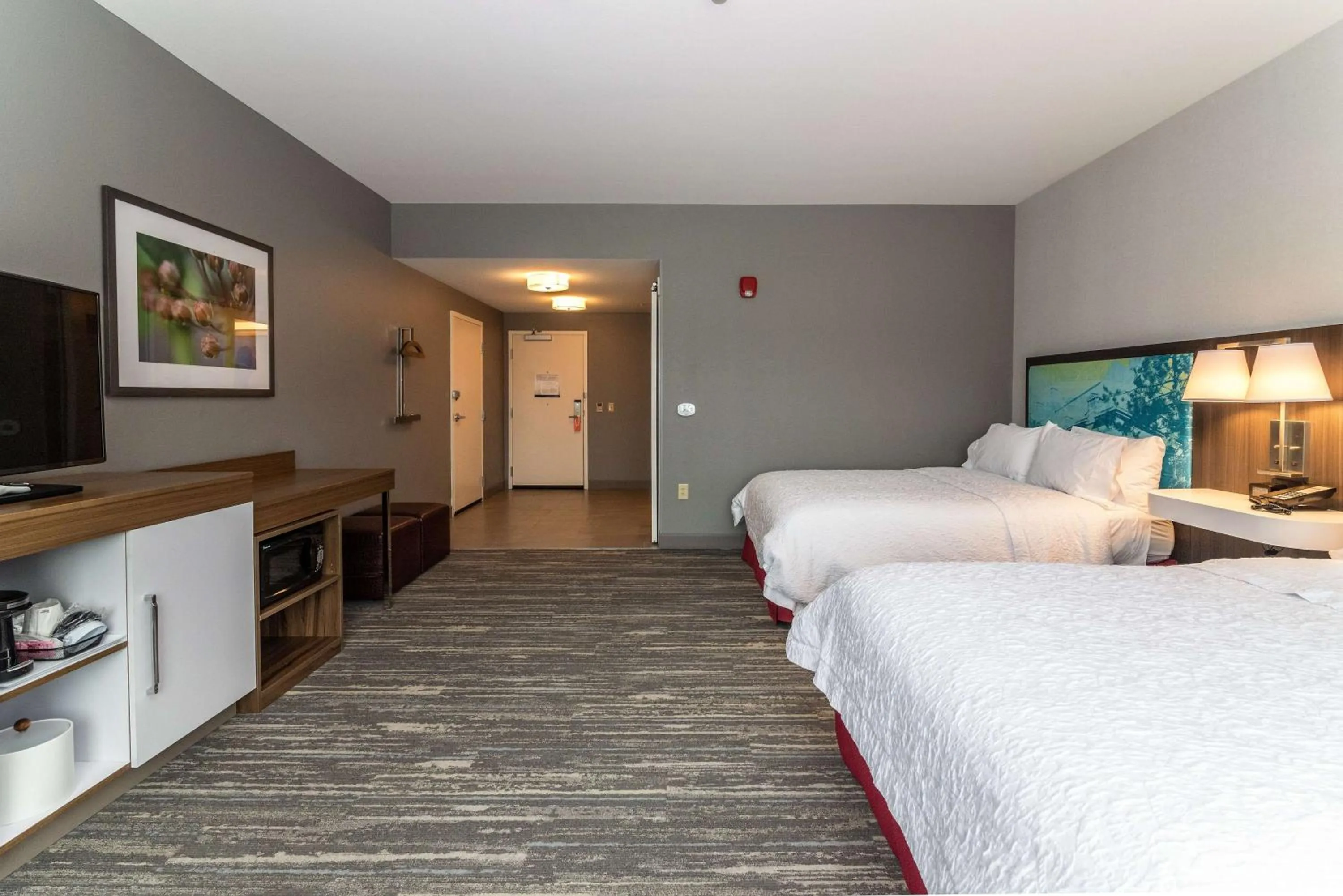 Bedroom, Bed in Hampton Inn & Suites - Allen Park