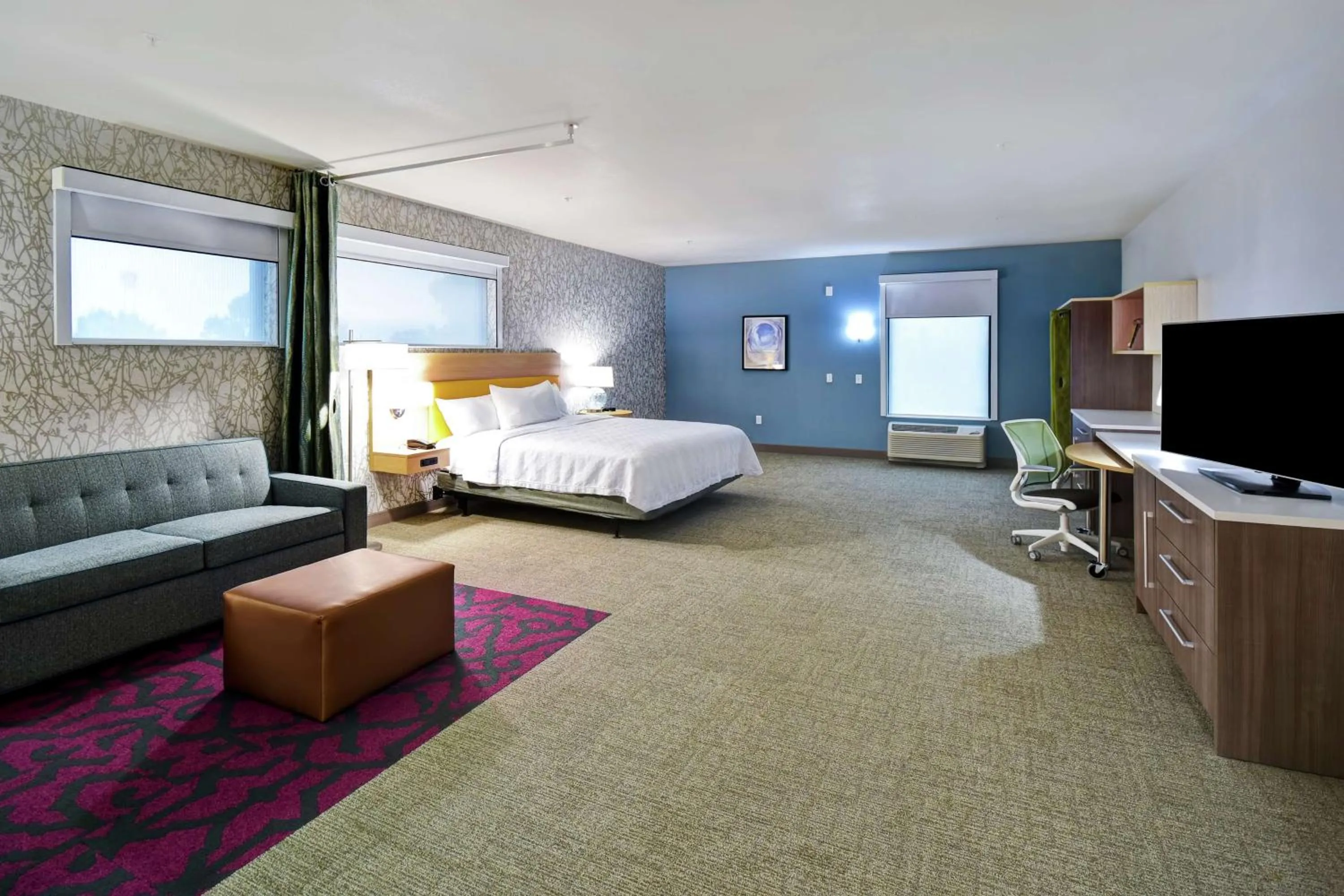 Living room, Bed in Home2 Suites By Hilton Frankfort