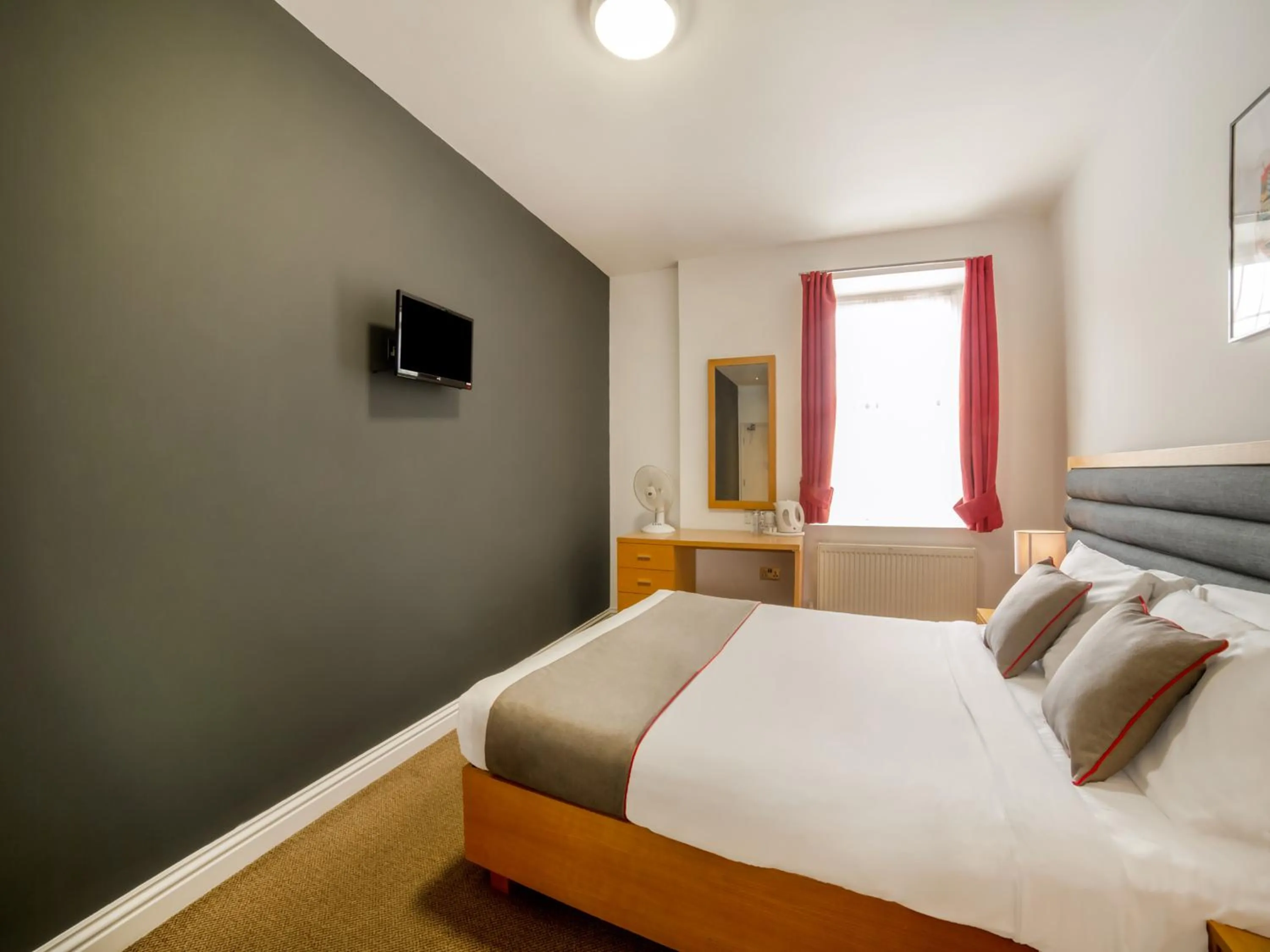 Bed in OYO London Luton