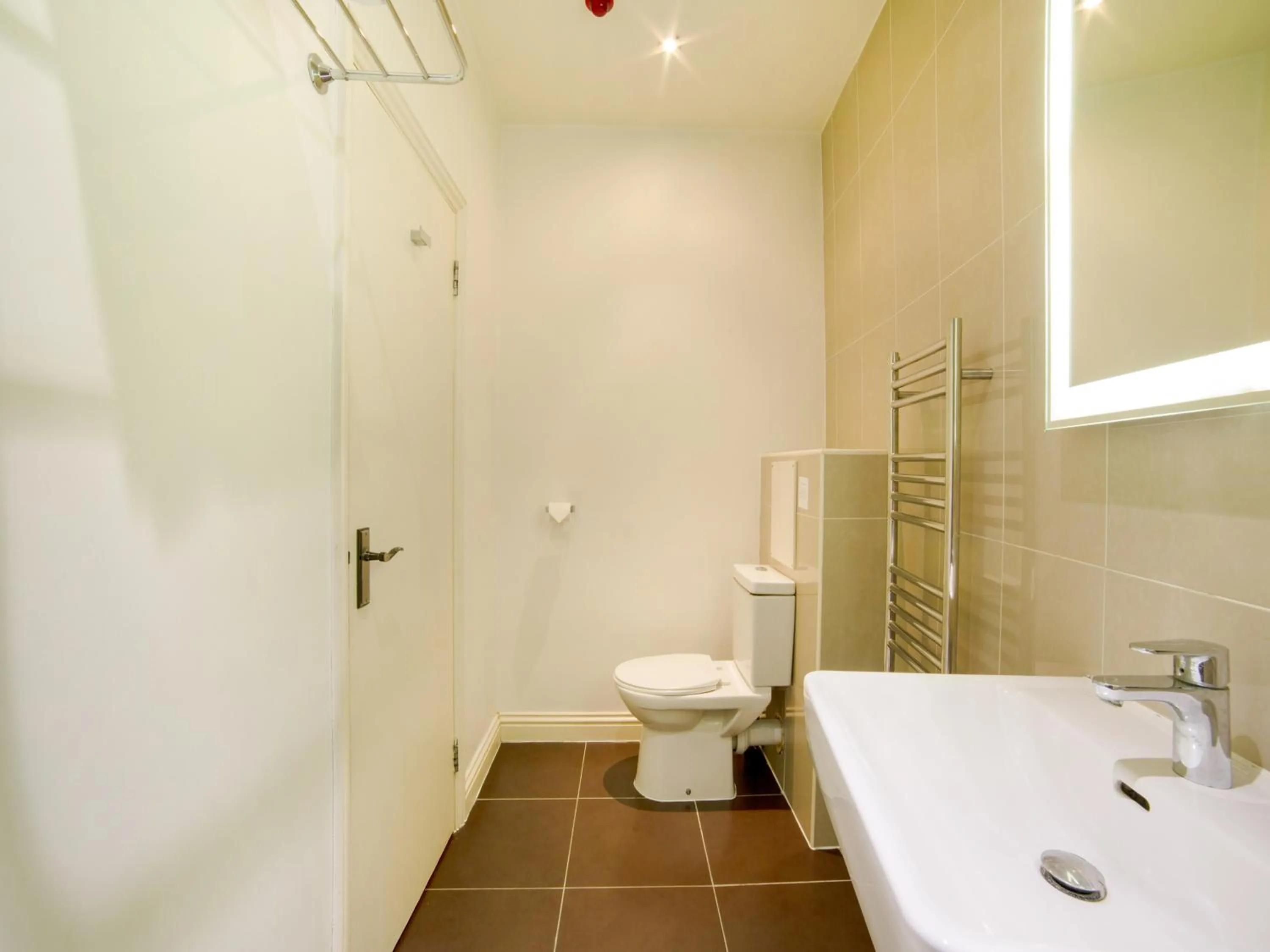 Toilet, Bathroom in OYO London Luton