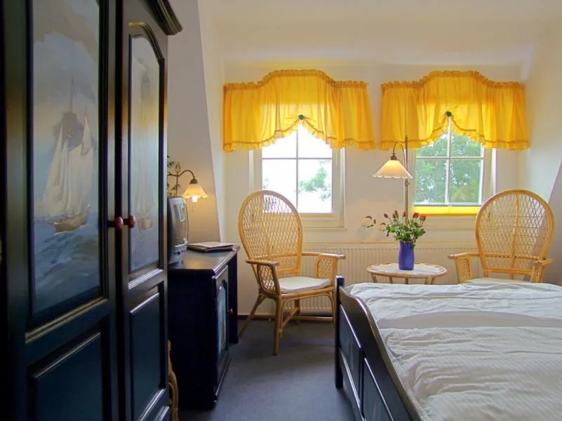 Seating area, Bed in Hotel Gastmahl des Meeres