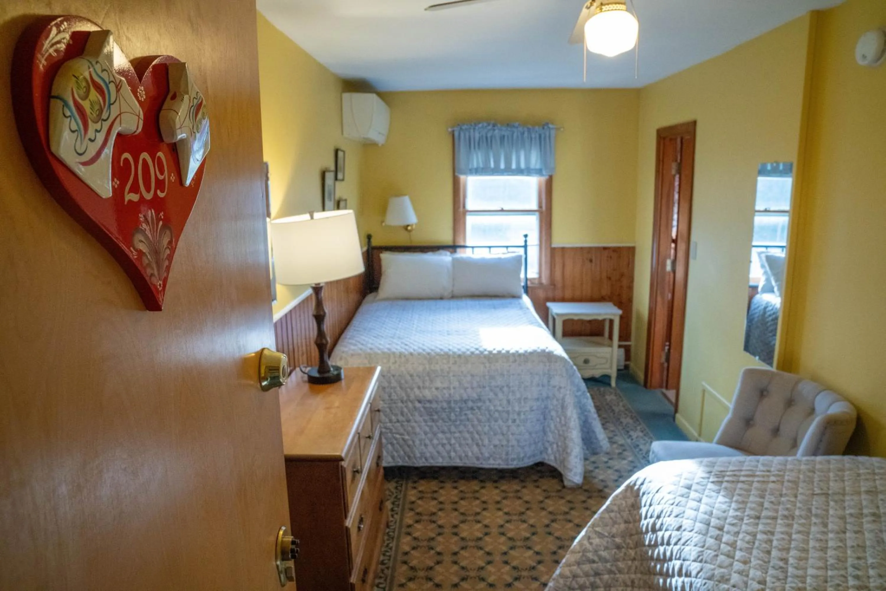 Bed in Gray Ghost Inn