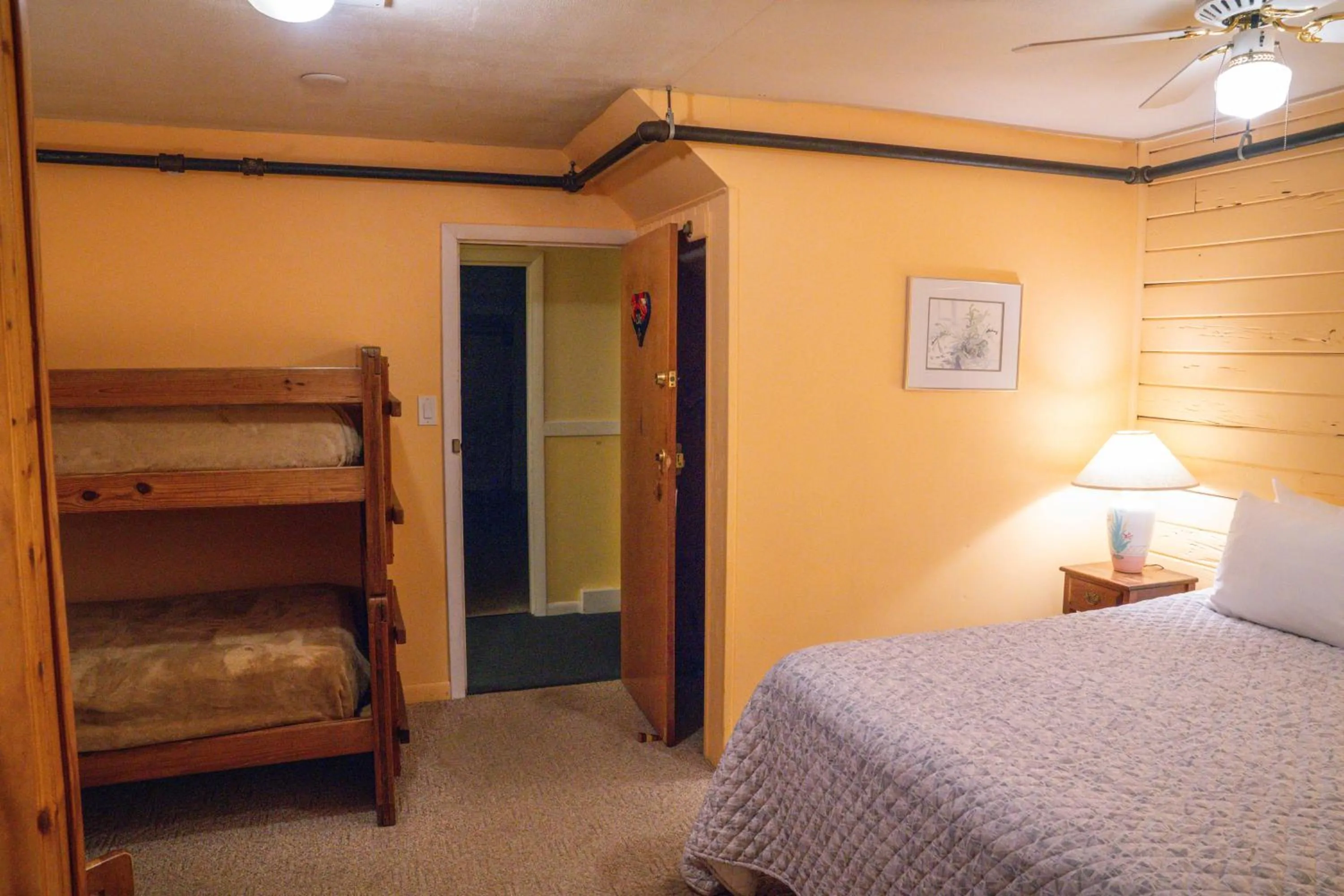 Bedroom, Bed in Gray Ghost Inn