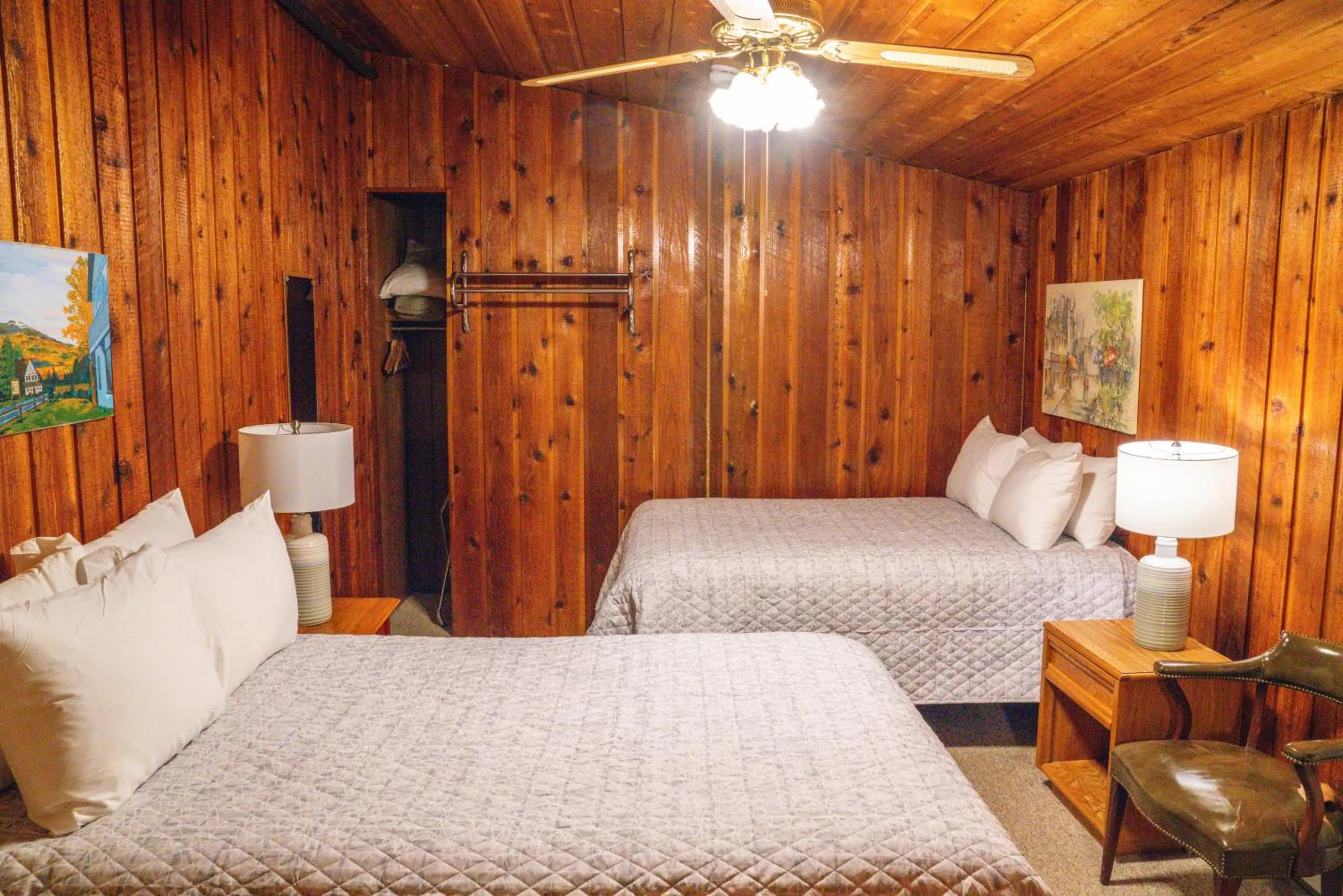 Bed in Gray Ghost Inn