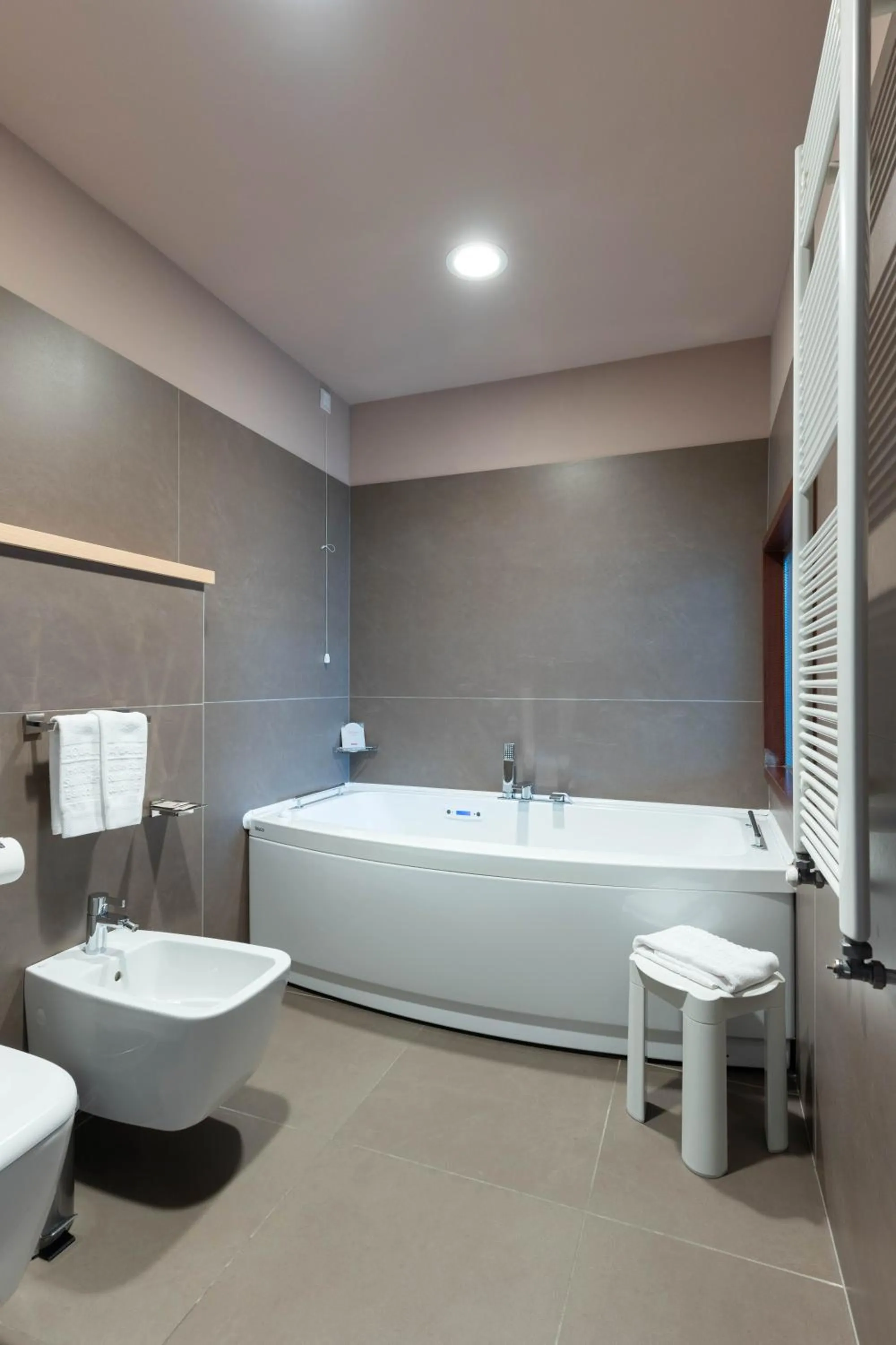 Hot Tub in Aqualux Hotel Spa Suite & Terme