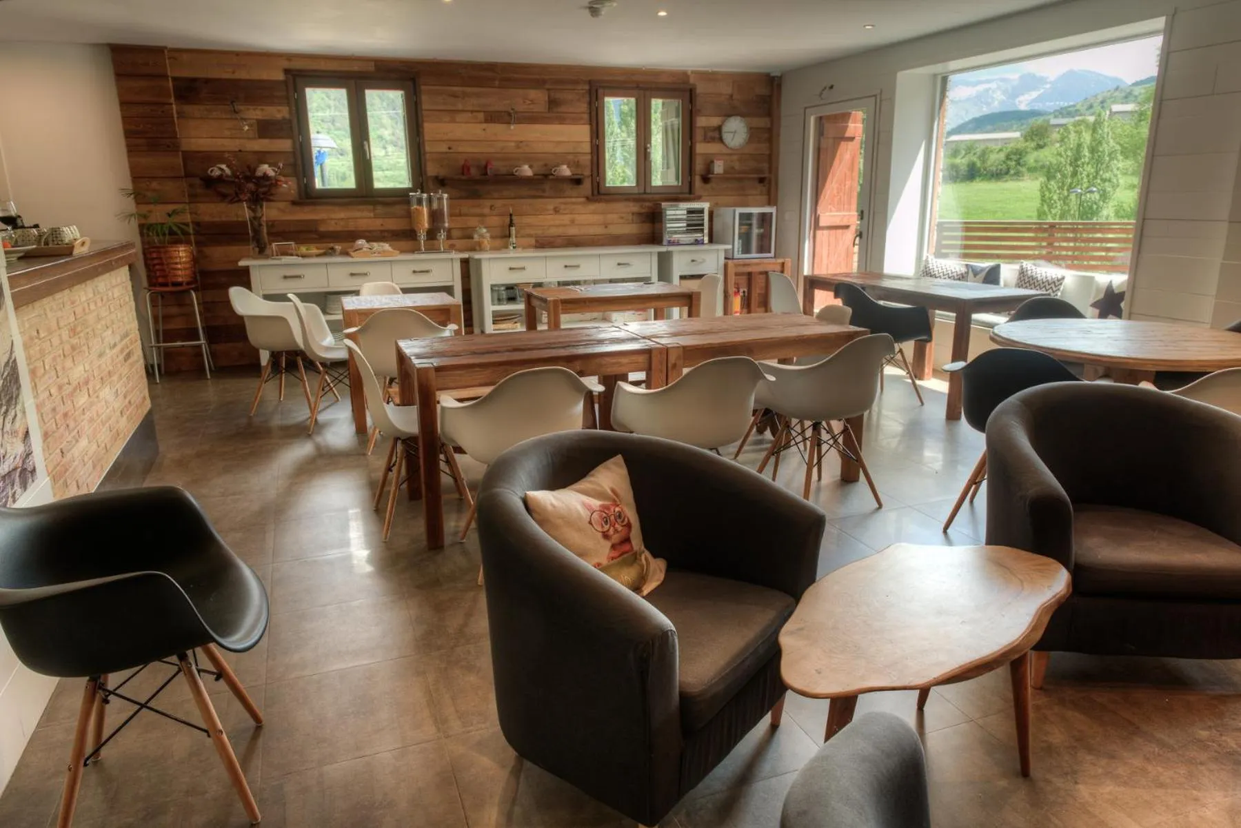 Communal lounge/ TV room in Apartahotel Tres Quiñones