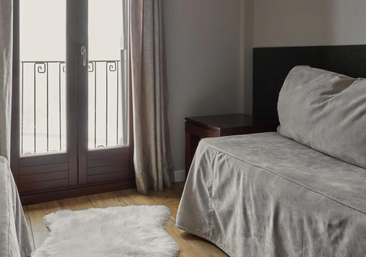 Living room, Bed in Apartahotel Tres Quiñones