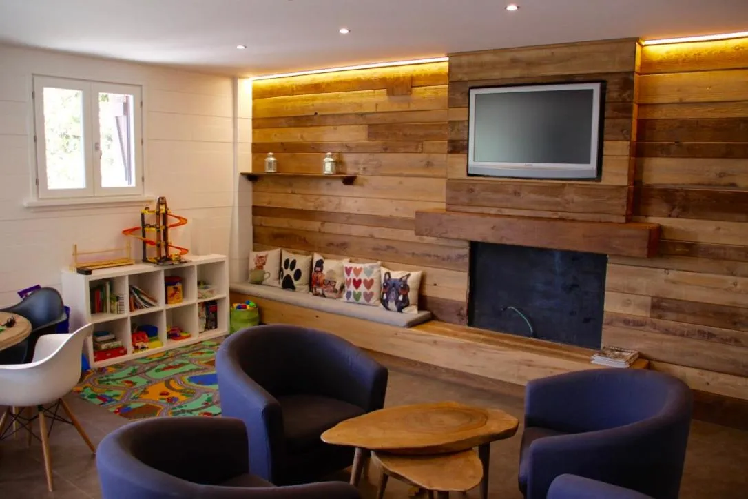 Communal lounge/ TV room in Apartahotel Tres Quiñones