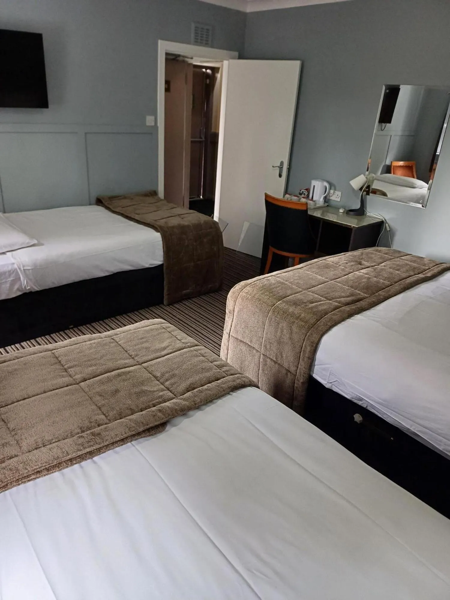 Bedroom, Bed in Kings Park Hotel