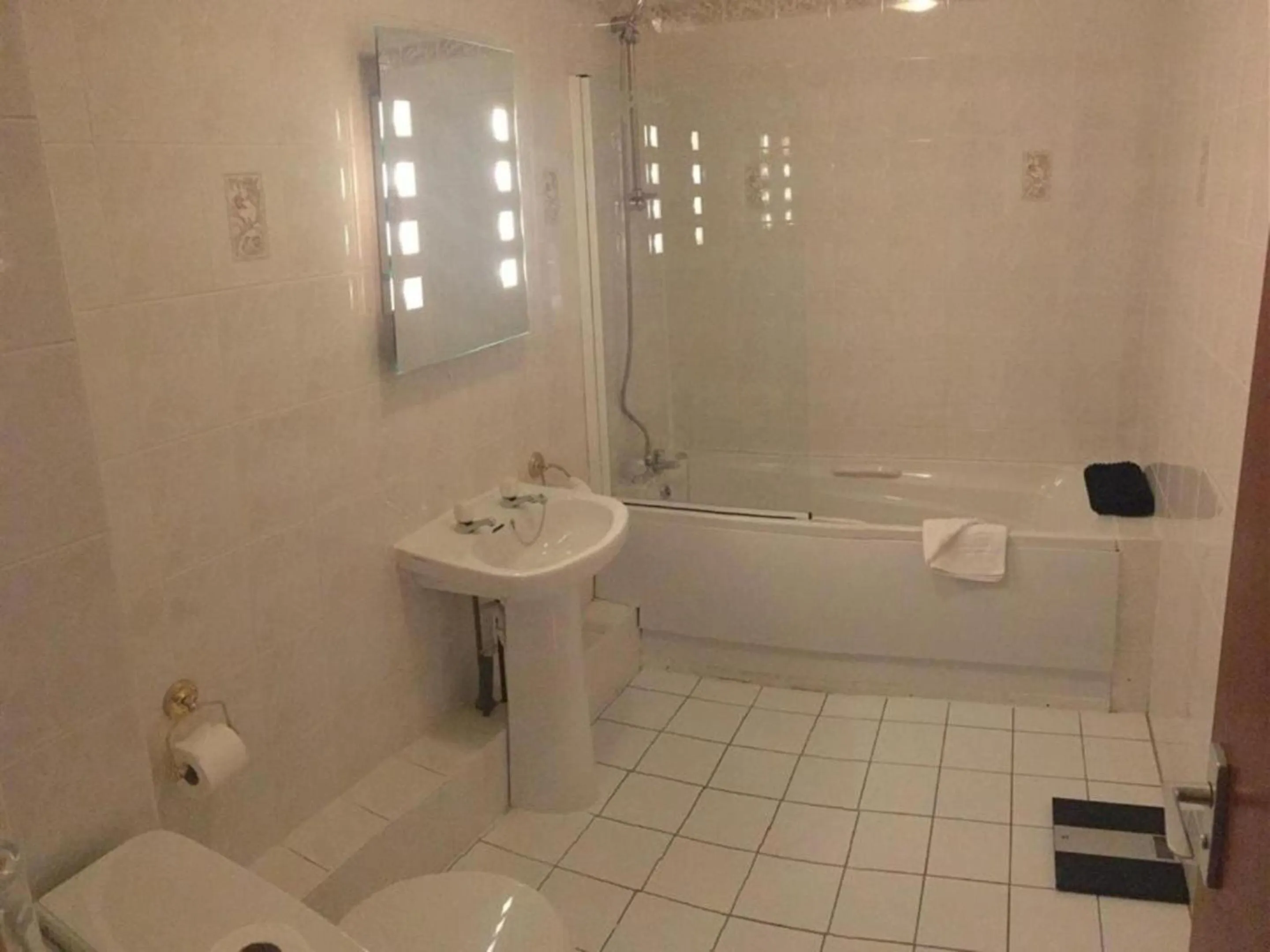 Bathroom in Kings Park Hotel