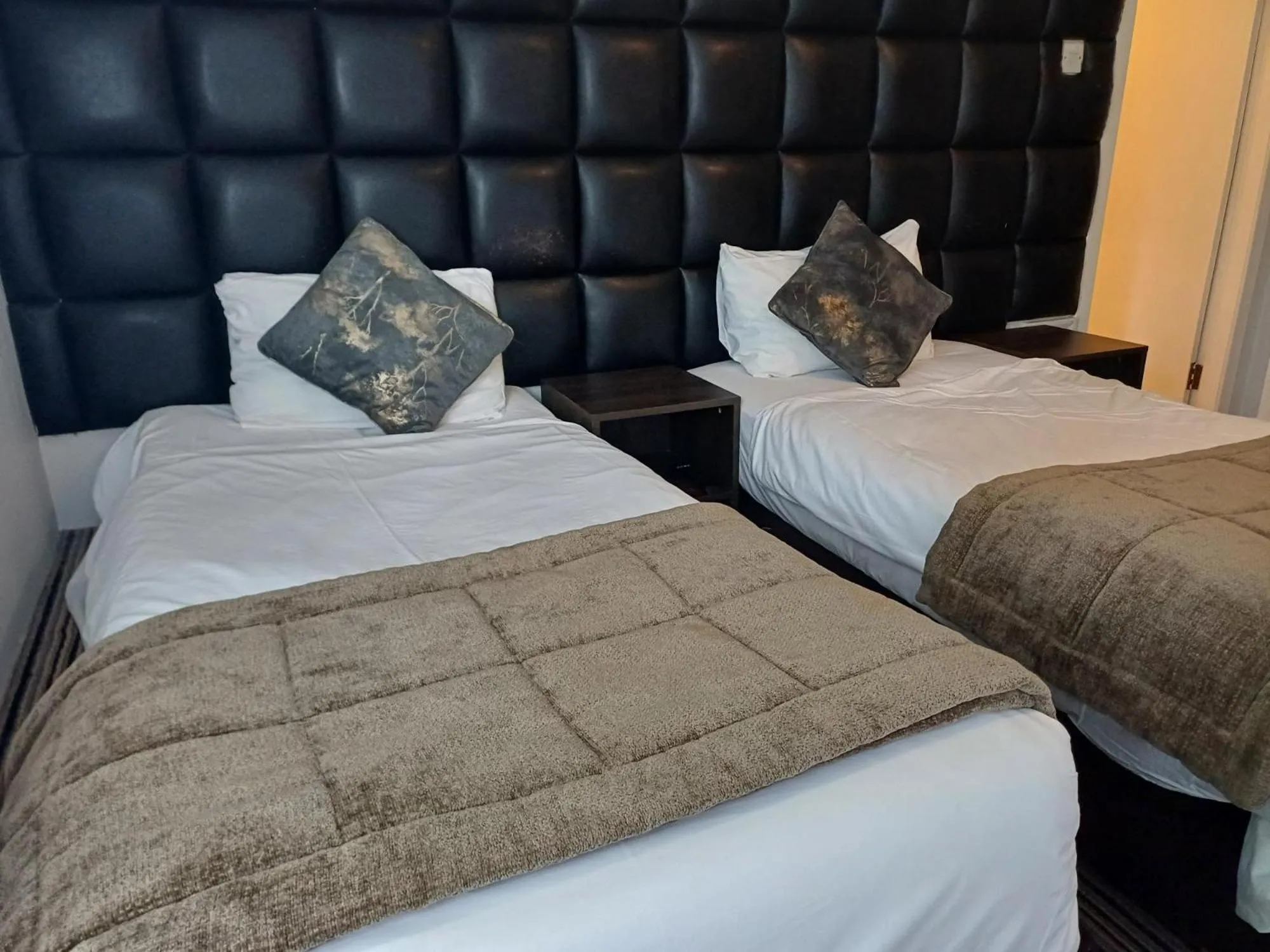 Bedroom, Bed in Kings Park Hotel