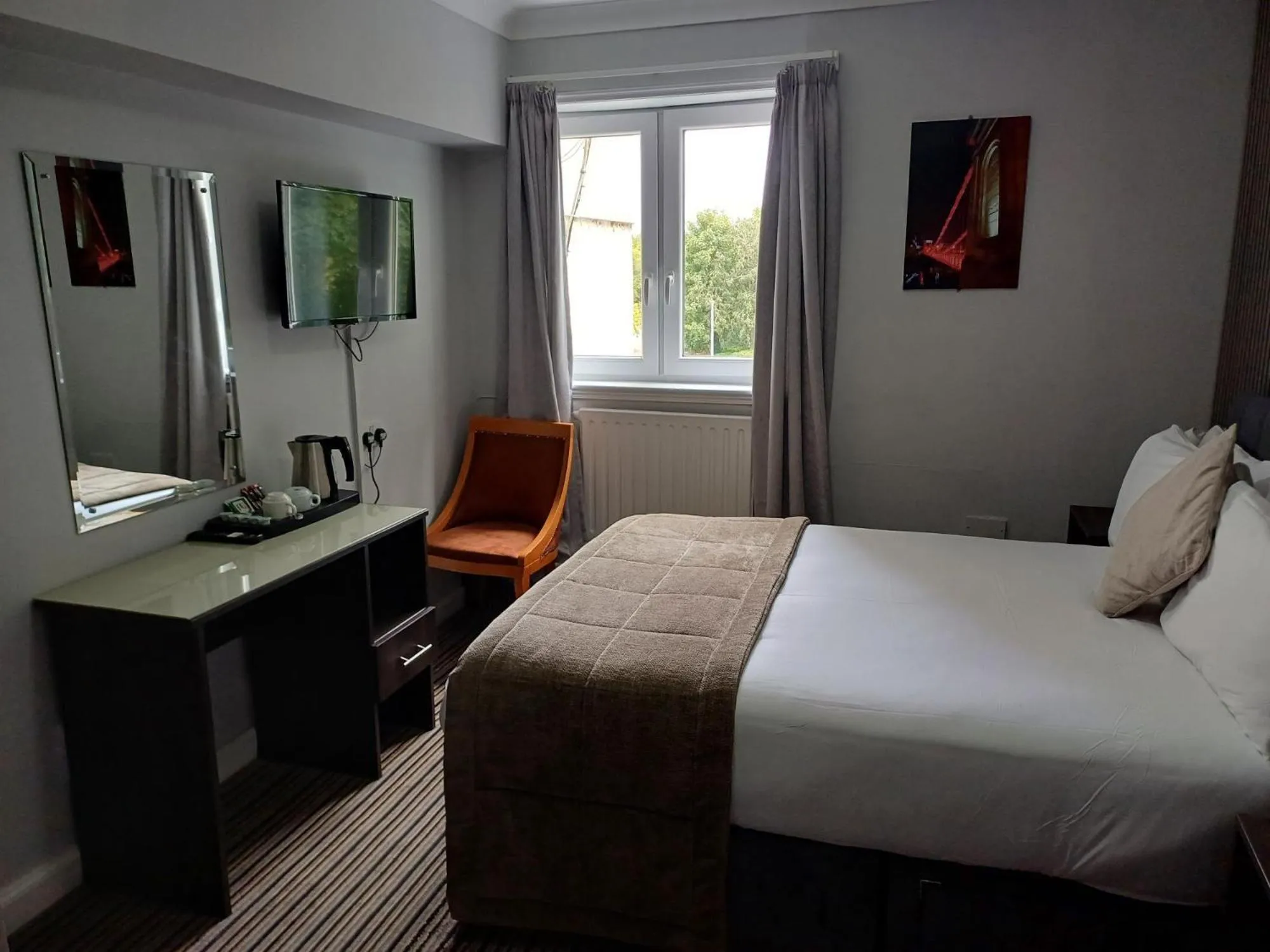 Bedroom, Bed in Kings Park Hotel