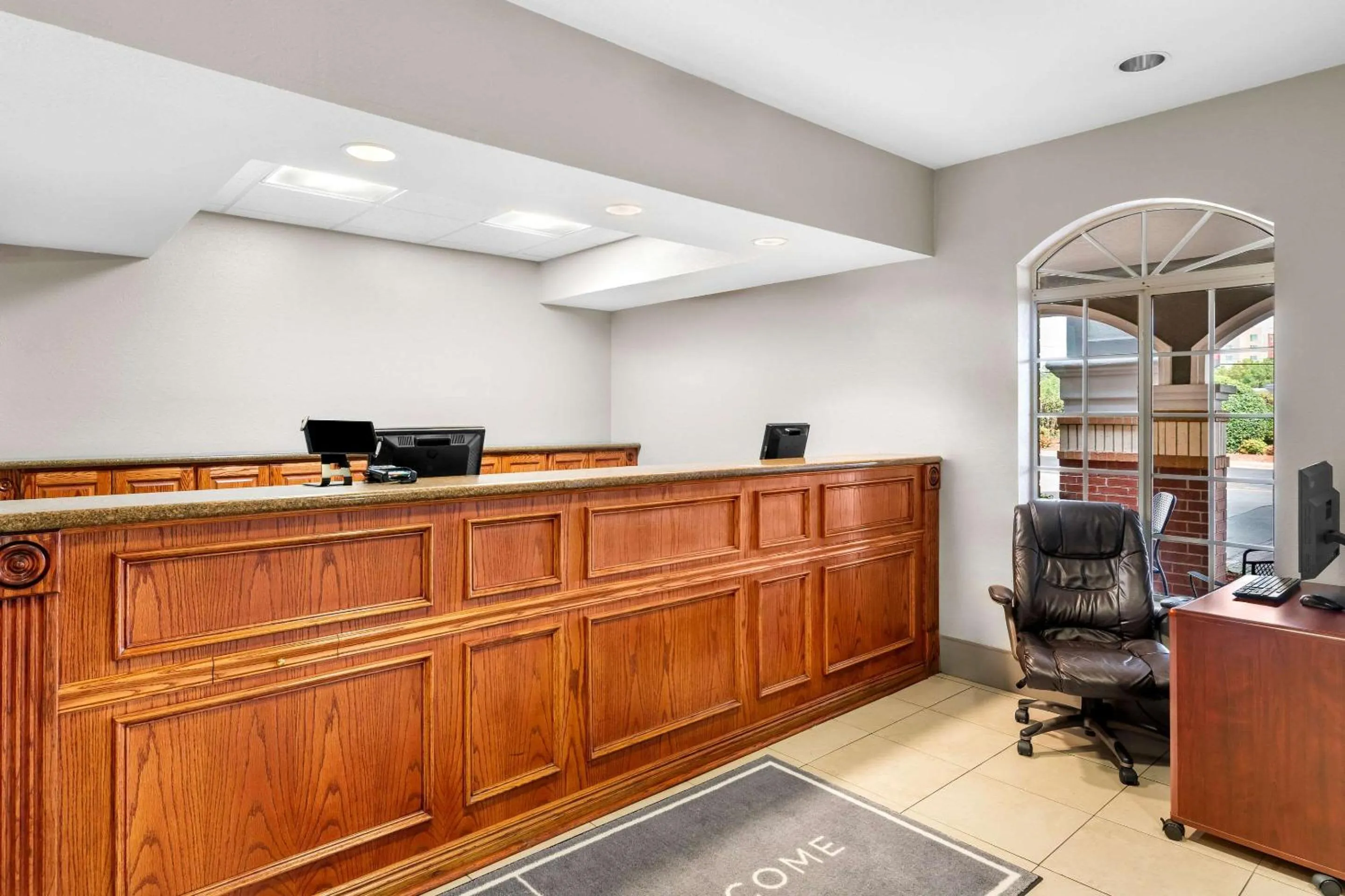 Lobby or reception in Country Inn & Suites by Radisson, Hot Springs, AR