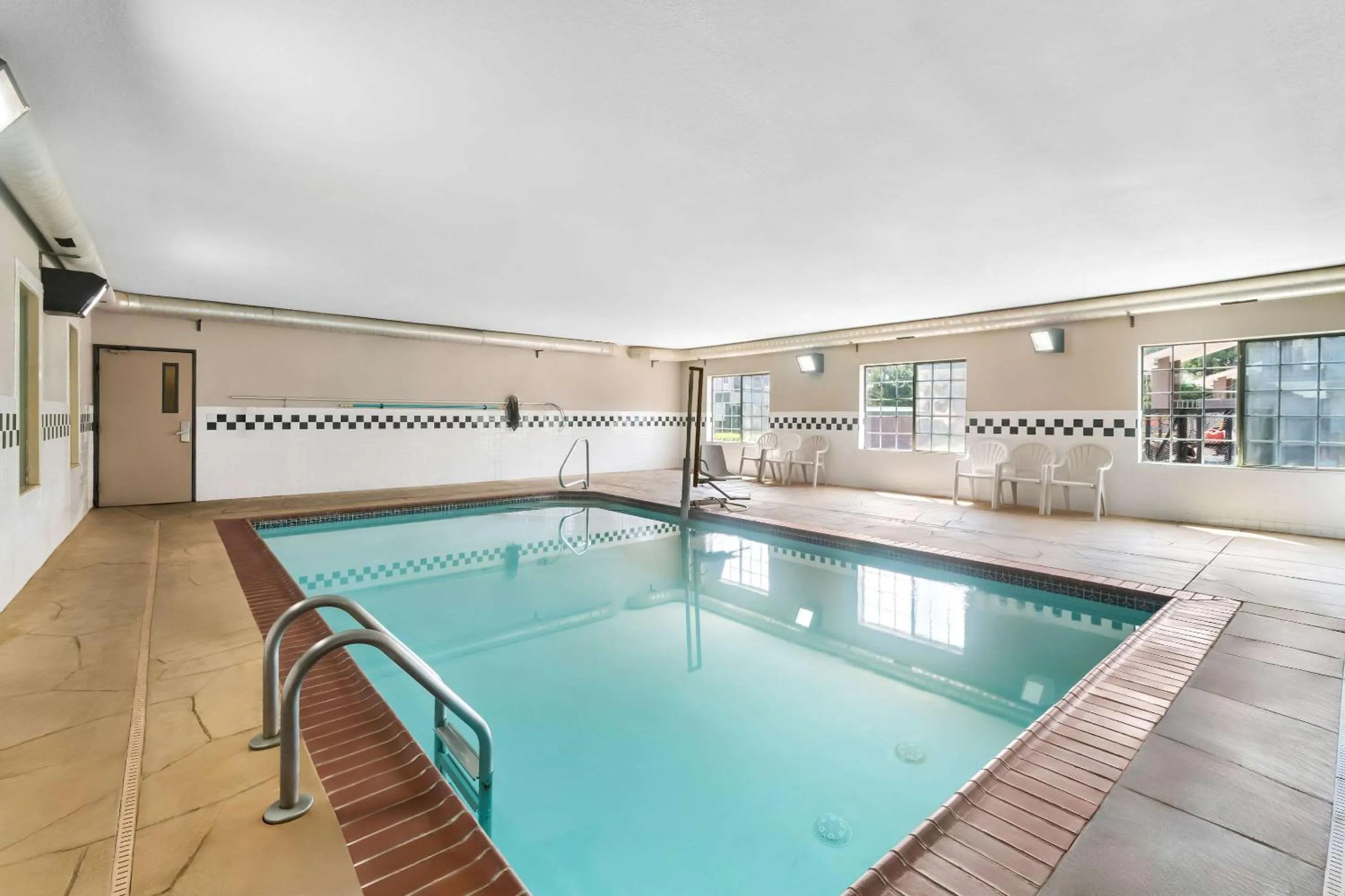 Swimming pool in Country Inn & Suites by Radisson, Hot Springs, AR