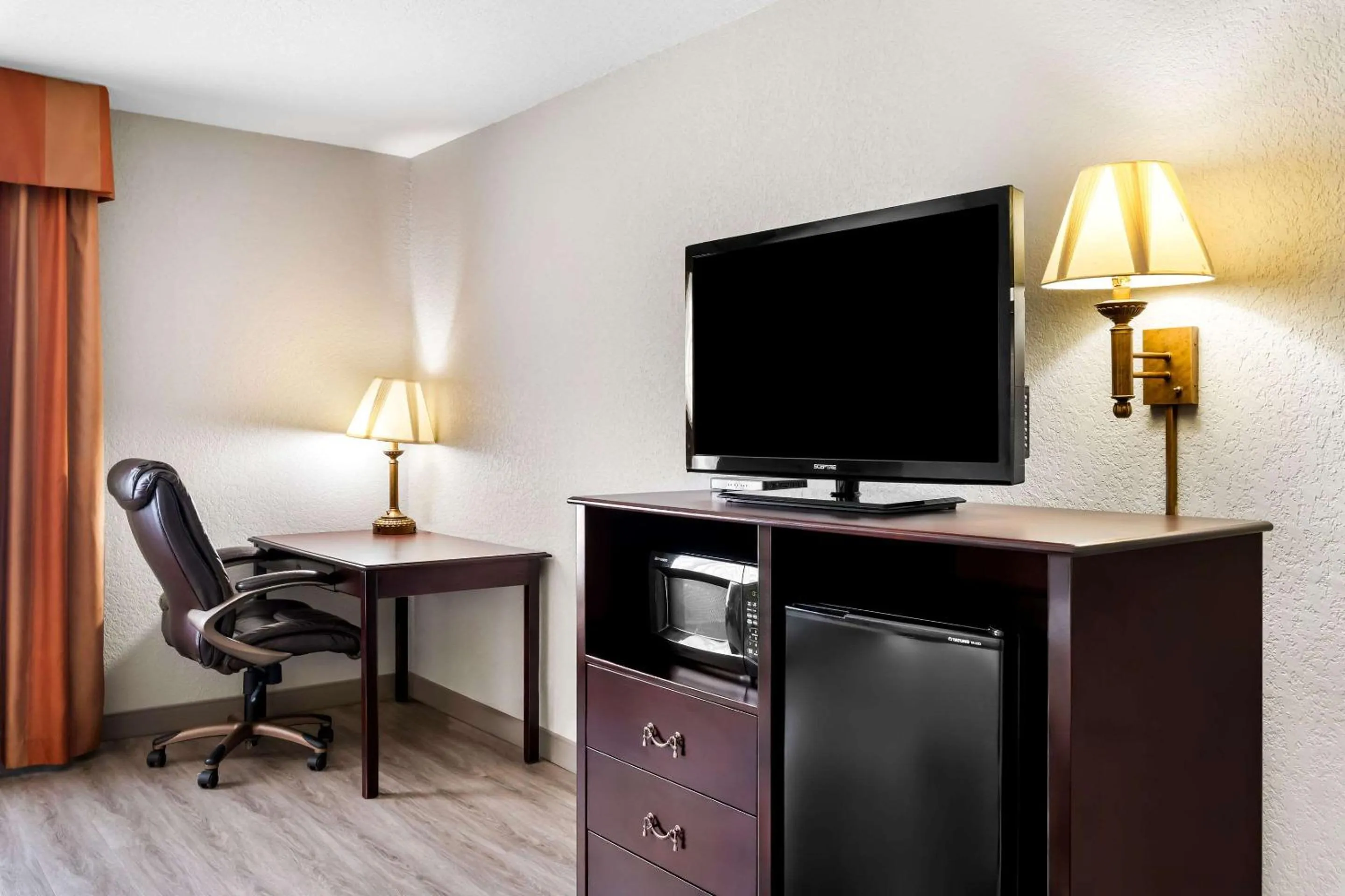 Bedroom in Country Inn & Suites by Radisson, Hot Springs, AR