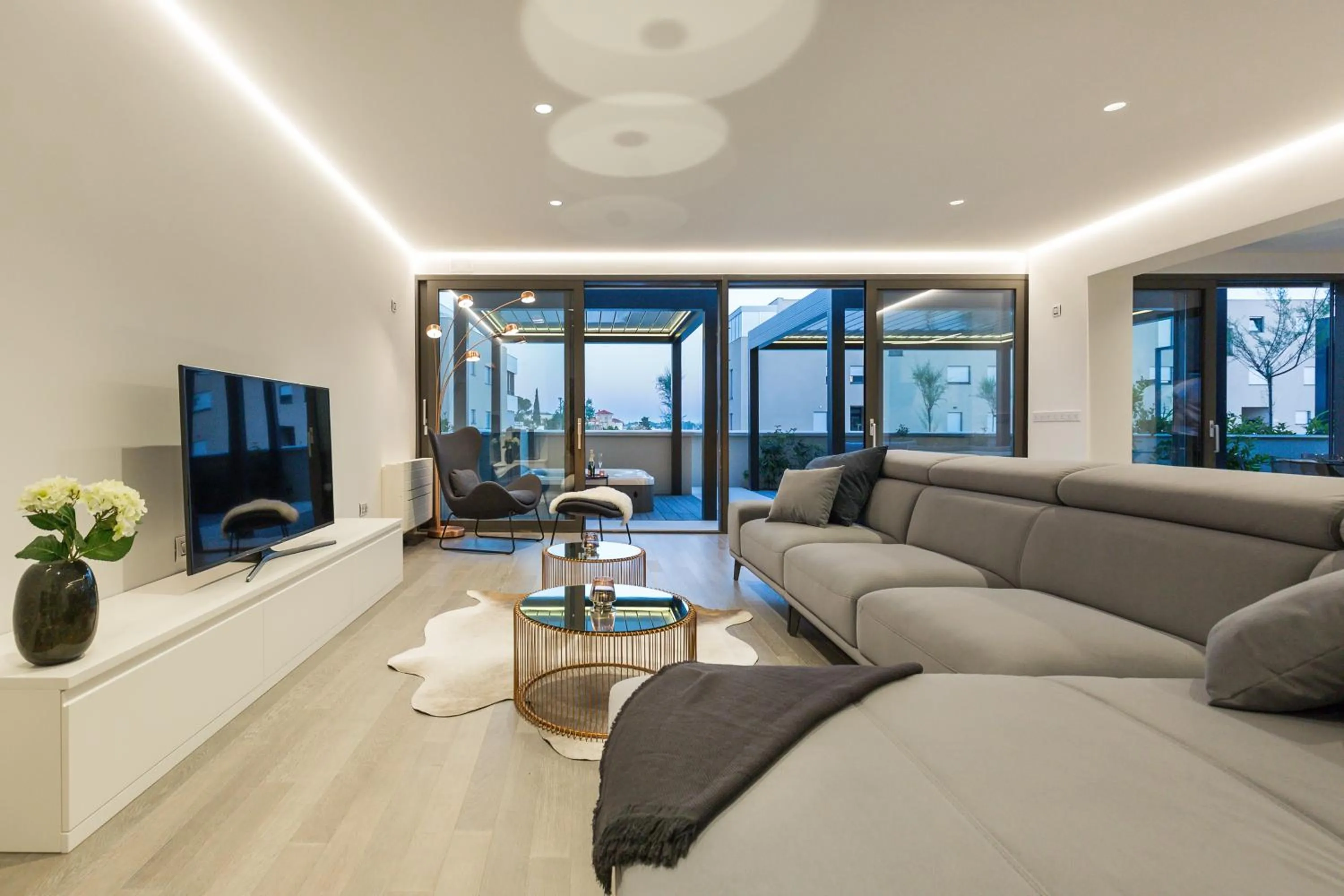 Shell Luxury Residences with Pool and Whirlpool