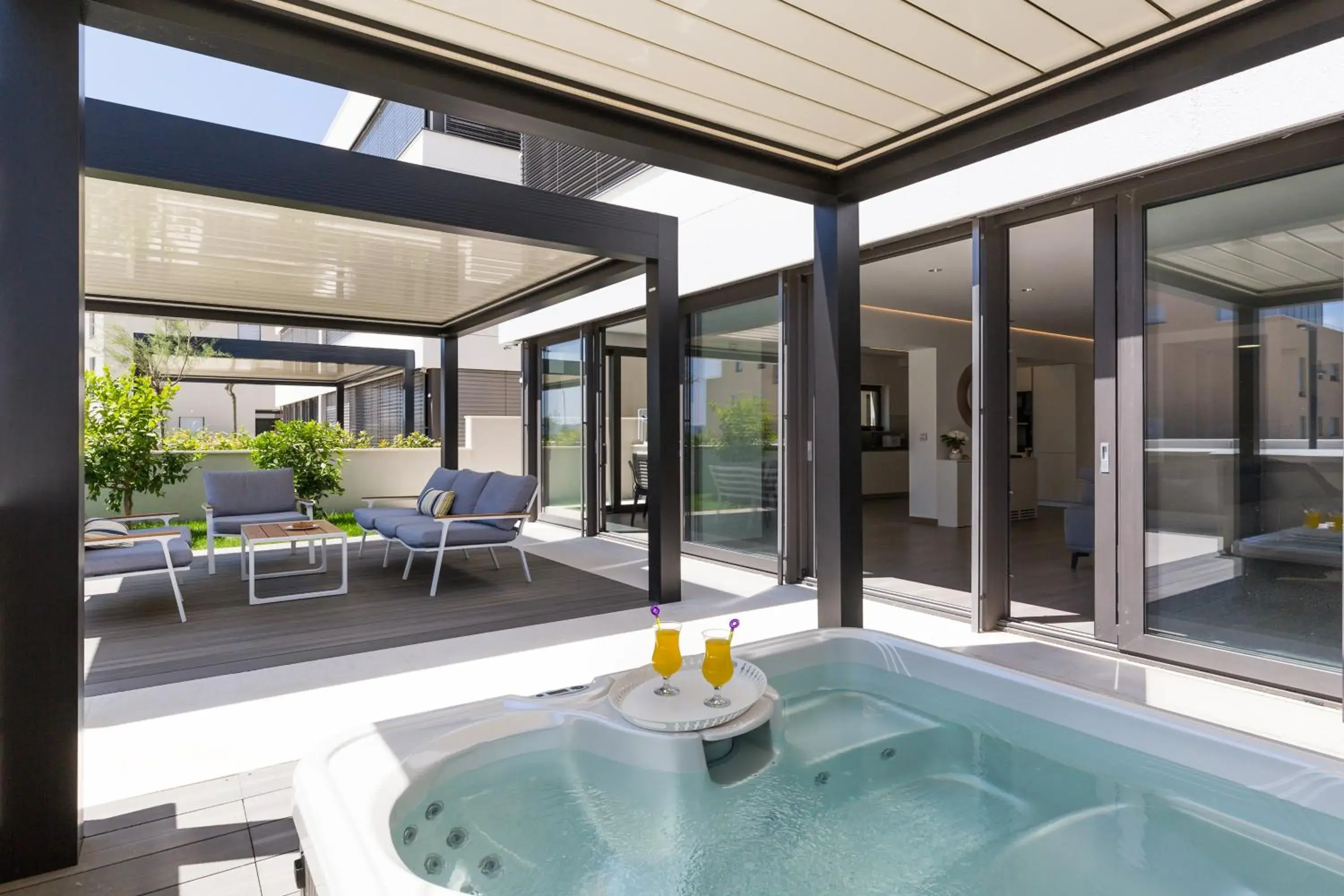 Shell Luxury Residences with Pool and Whirlpool Shell Luxury Residences with Pool and Whirlpool
